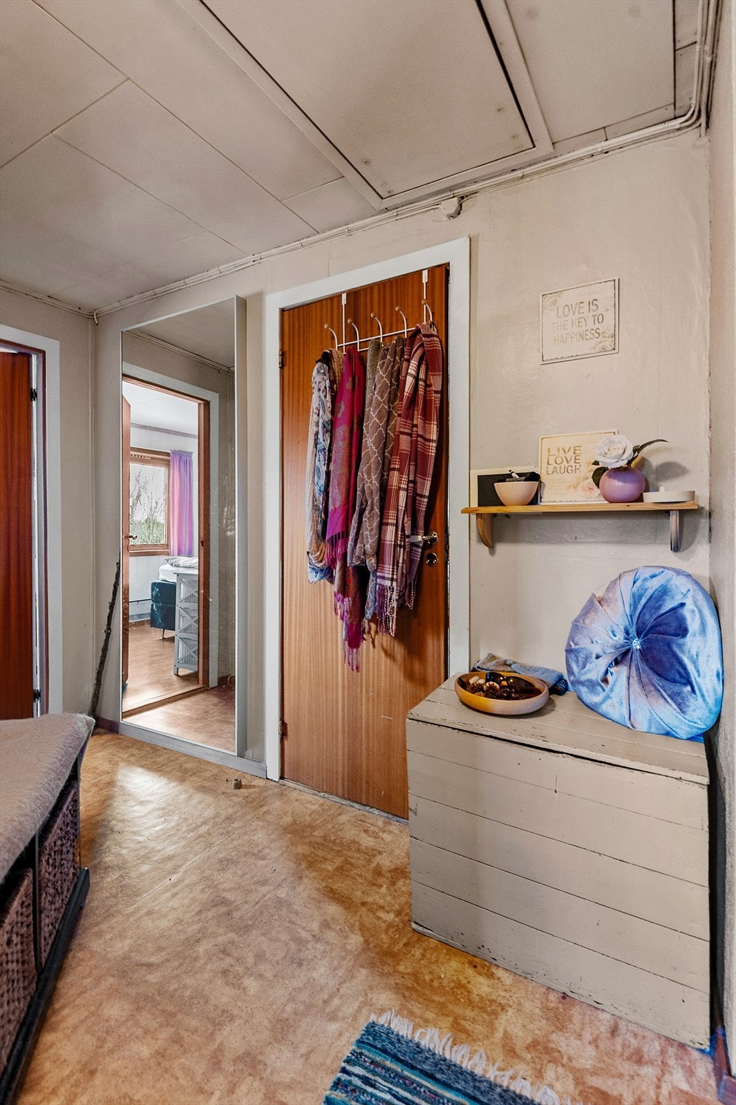 Velkommen inn! Yttergang med adkomst til kjøkken, bad og to av soverommene Galleribilde