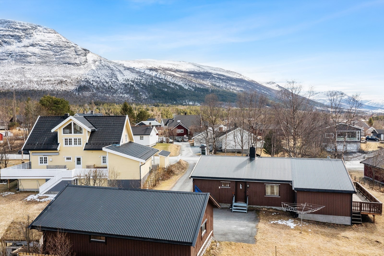 Eiendommen ligger på Brennhaugen sør i Oppdal sentrum, et av Oppdals mest solrike boligområder Galleribilde