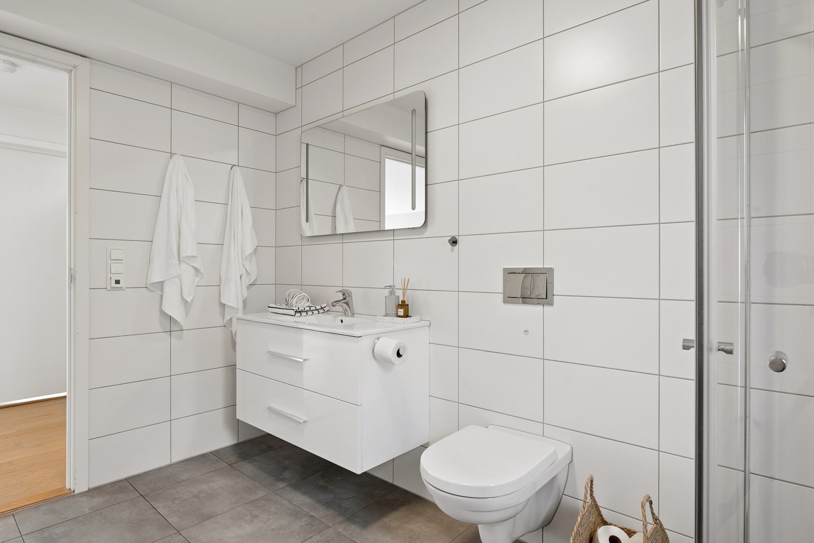 Lys og moderne baderomsinnredning med mye oppbevaringsplass. Galleribilde
