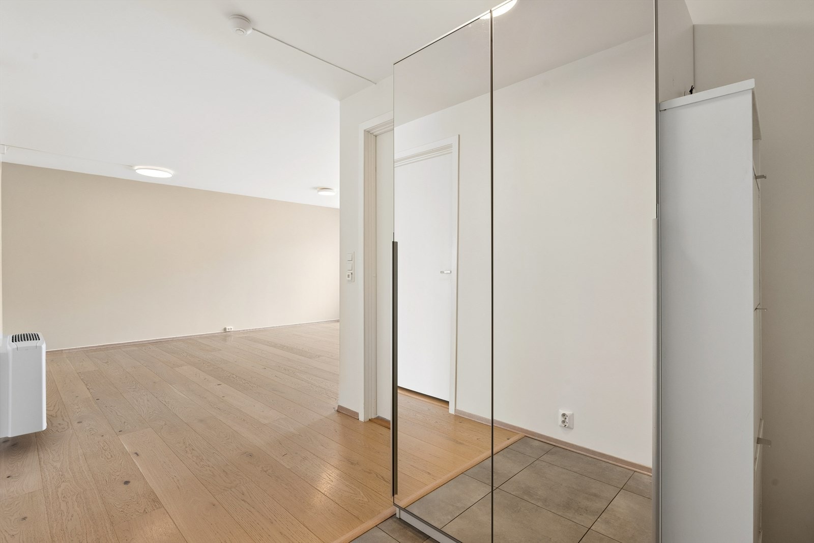 Her er det rikelig med plass for gode garderobe- og opphengsløsninger. Galleribilde