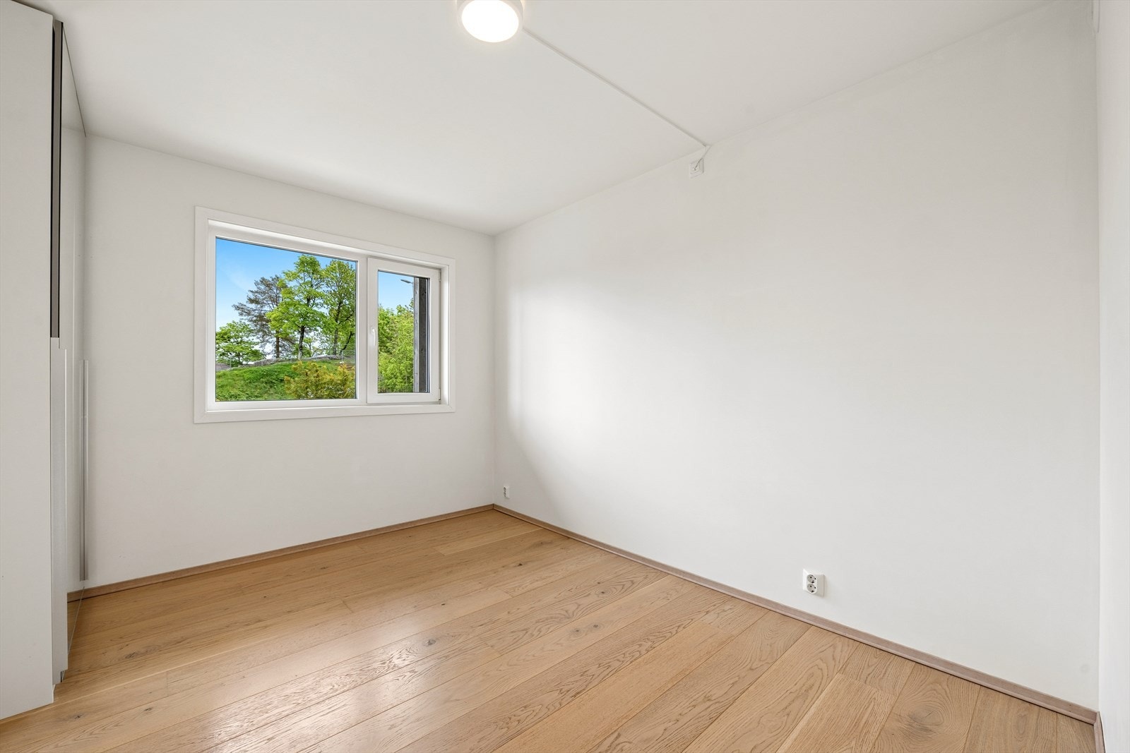 Leiligheten har to soverom. Her er det god plass for dobbeltseng og nattbord. Galleribilde