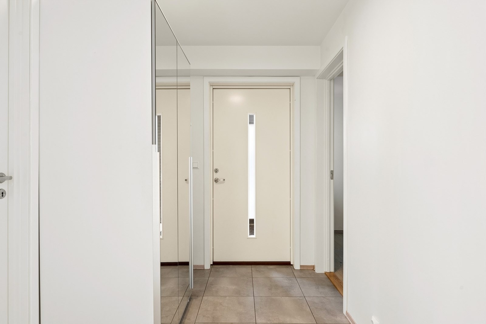 Velkommen inn! Entréen har et praktisk, flislagt gulv og gir tilgang til alle rom. Galleribilde