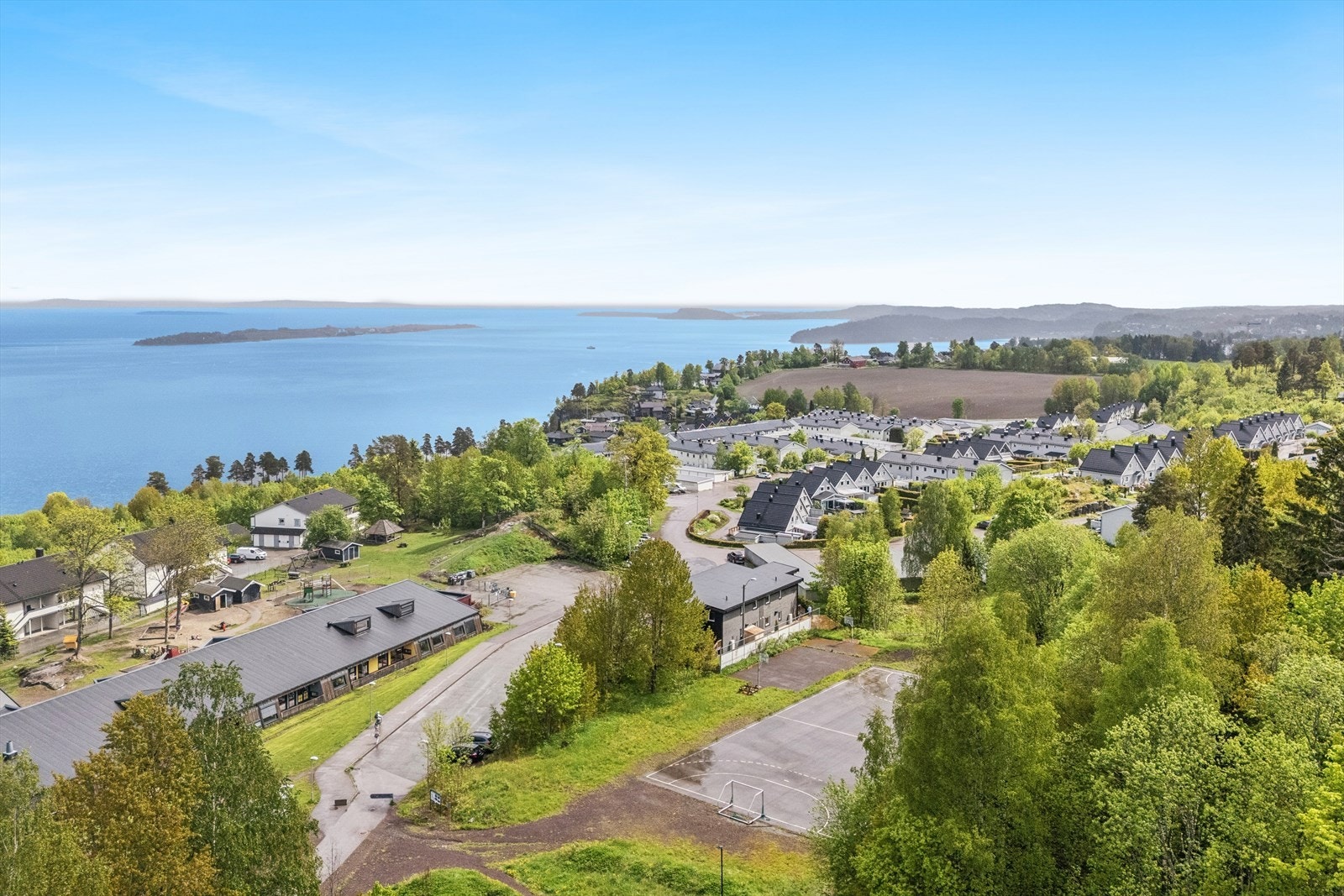 Leiligheten har utvendig bod og parkering på oppstillingsplass. Fra eiendommen er det kort vei til Kleiverud barneskole og flotte turområder i Botnemarka. Galleribilde
