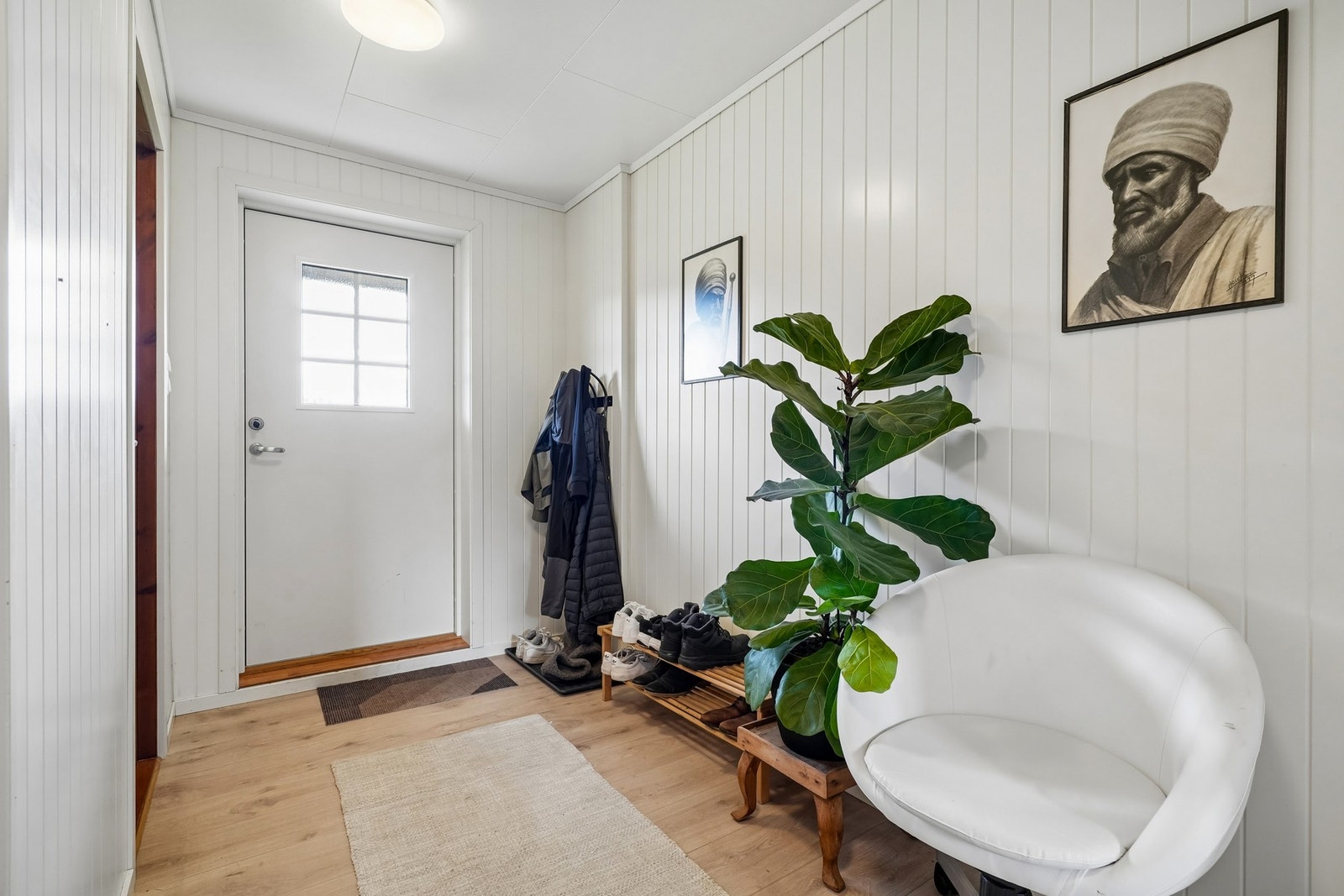 Lys entré med god plass til sko og ytterklede. Praktisk bod i tilknyting Galleribilde