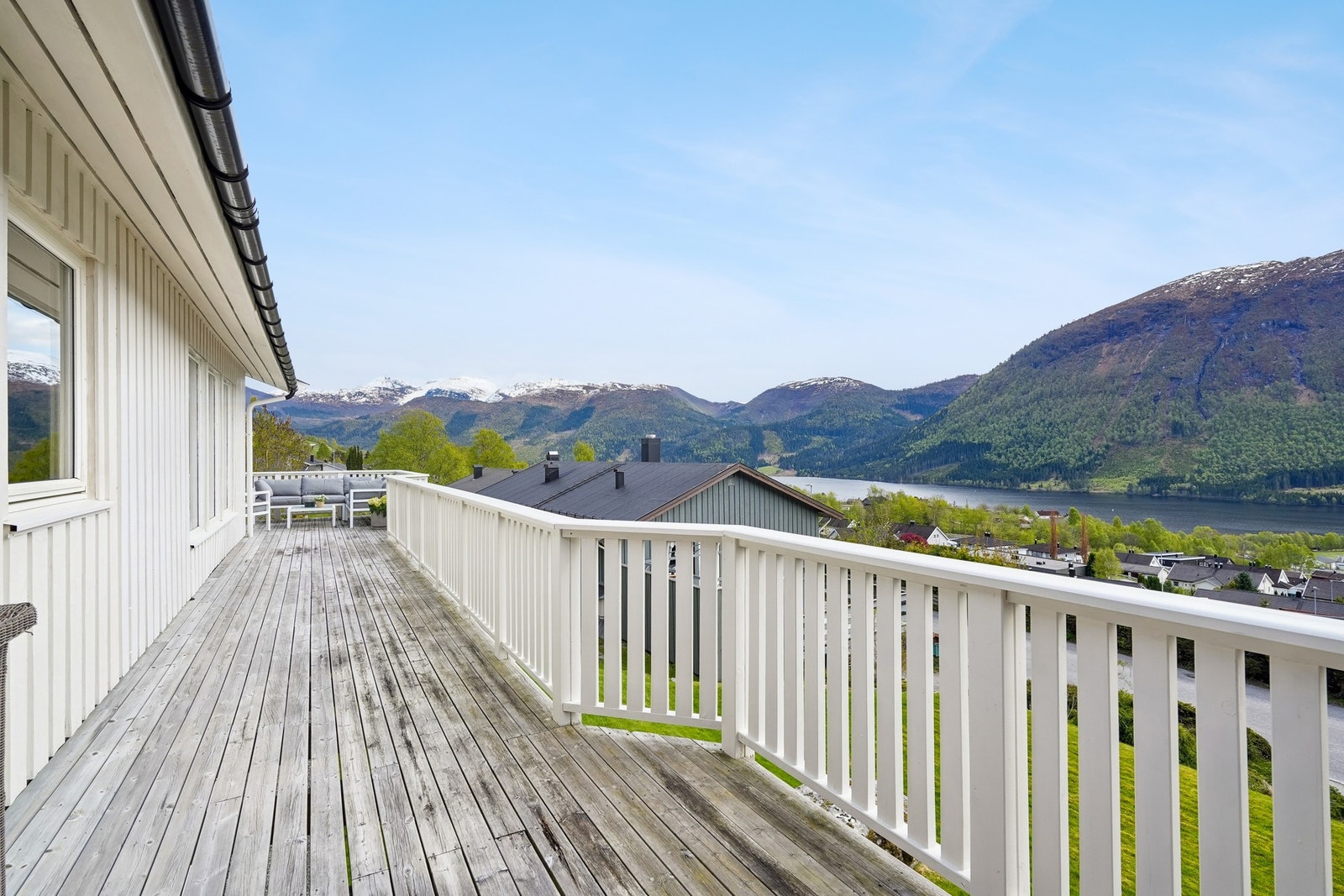 Sitjegruppe, spisebord, solseng og grill - her har du plass til alt! Galleribilde