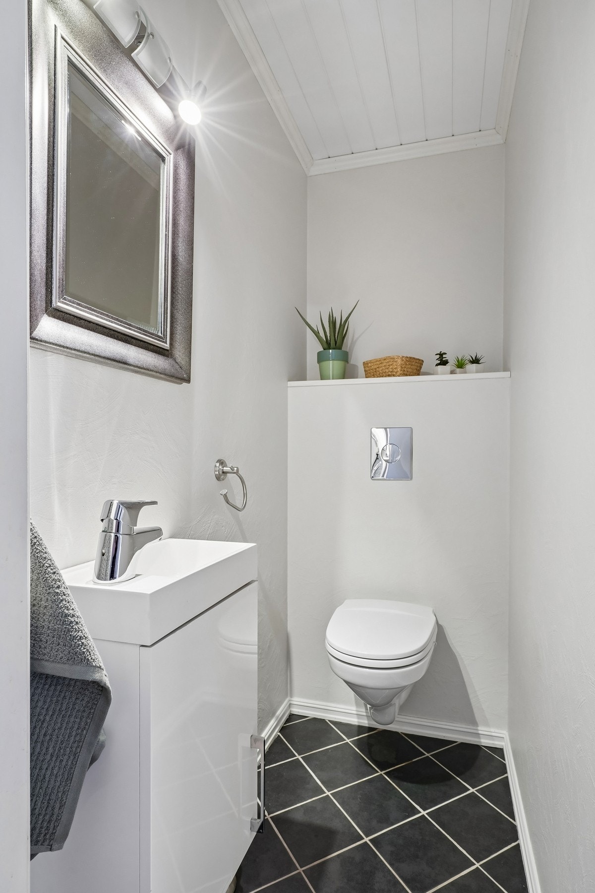 Toalettrommet ligg i fin tilknyting til badet og soveromma Galleribilde