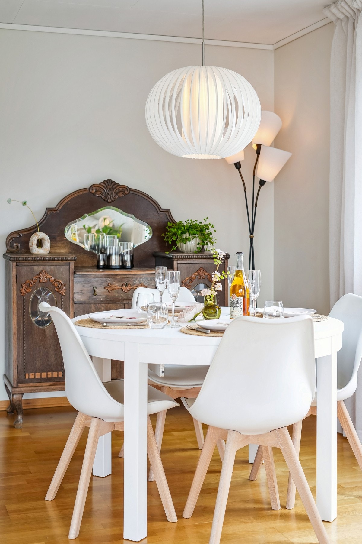 Her kan ein nyte både smakfulle måltid og den gode samtala med venner og familie Galleribilde