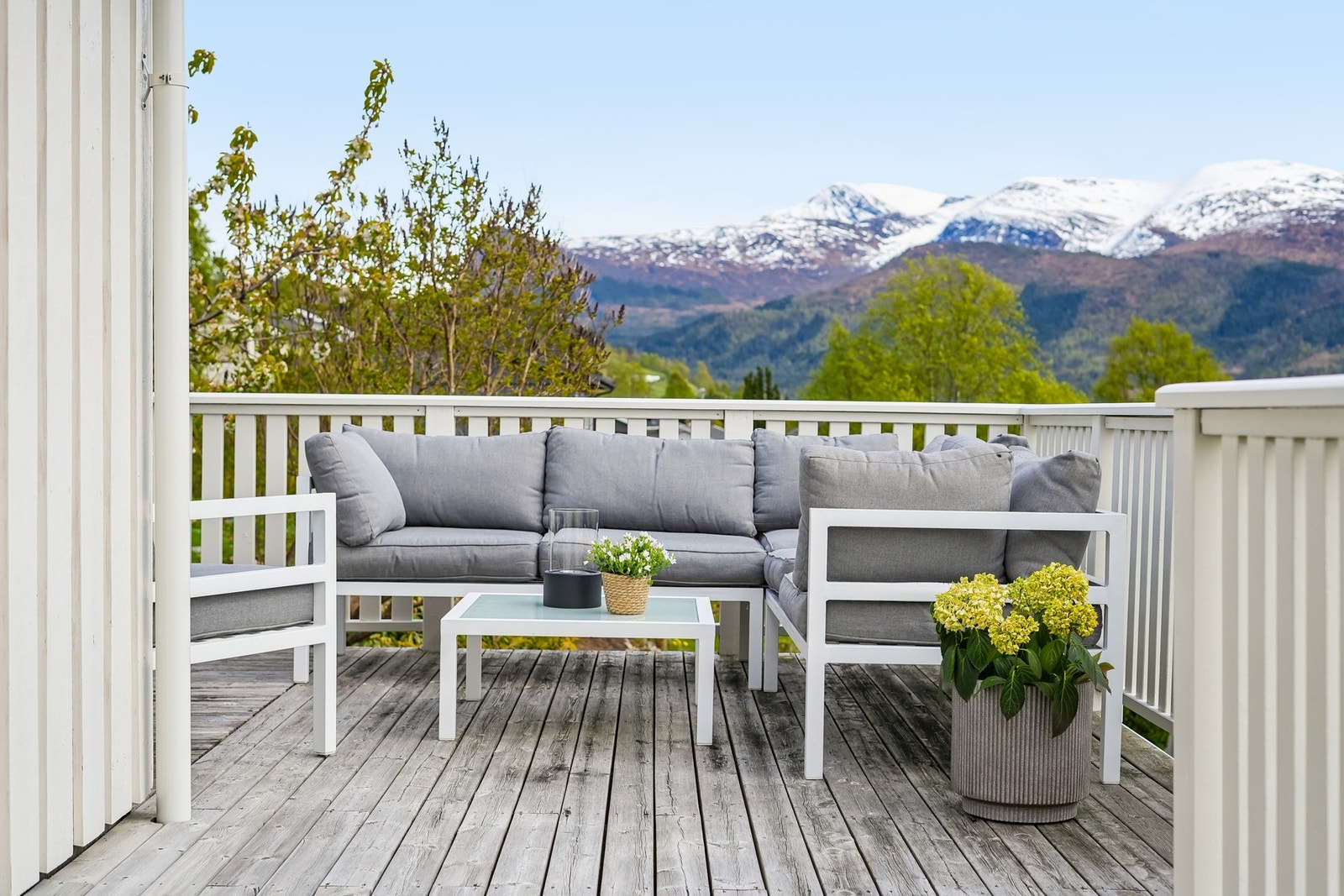 Terrassen har god plass til stor sitjegruppe Galleribilde
