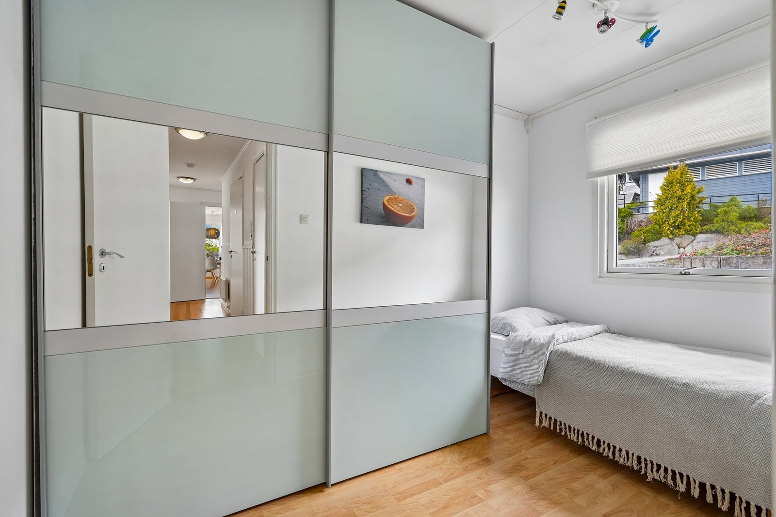 Stor skyvedørsgarderobe gjer det enkelt å halde orden og system i klede og tilbehøyr Galleribilde