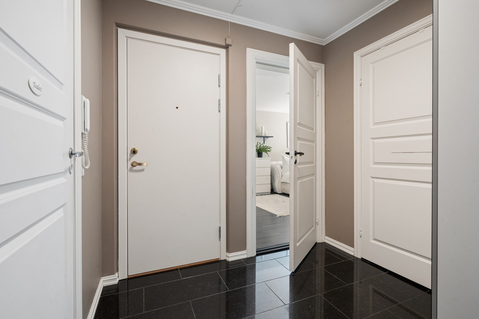 Du ønskes velkommen inn til en lys og innbydende entré. Galleribilde