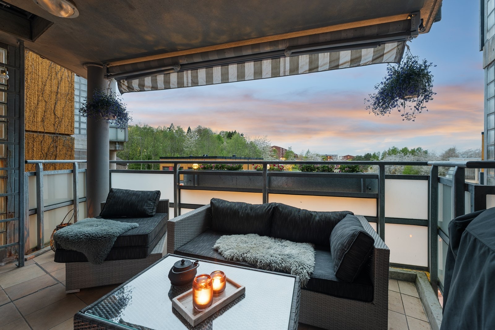 Fra kjøkkenet har du tilgang til en dels overbygget vestvendt veranda på ca. 14 m². Galleribilde