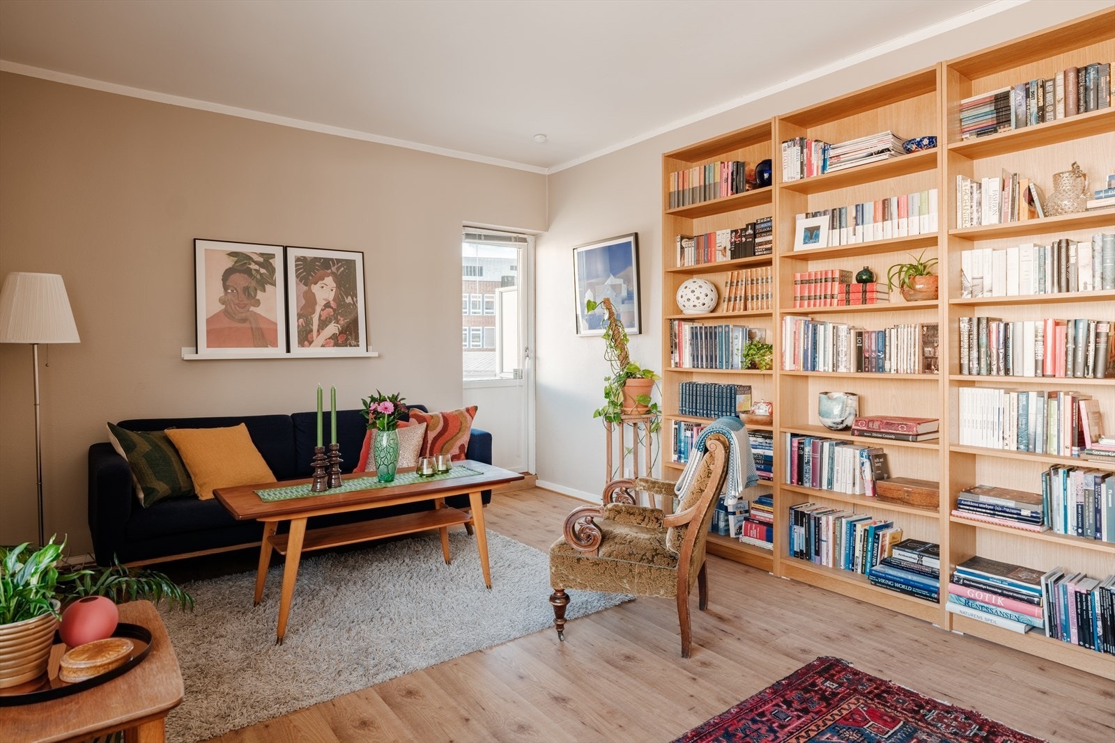 Stuen kan enkelt innredes med ønsket møblement som sofa, spisebord og annet ønsket møblement. Galleribilde