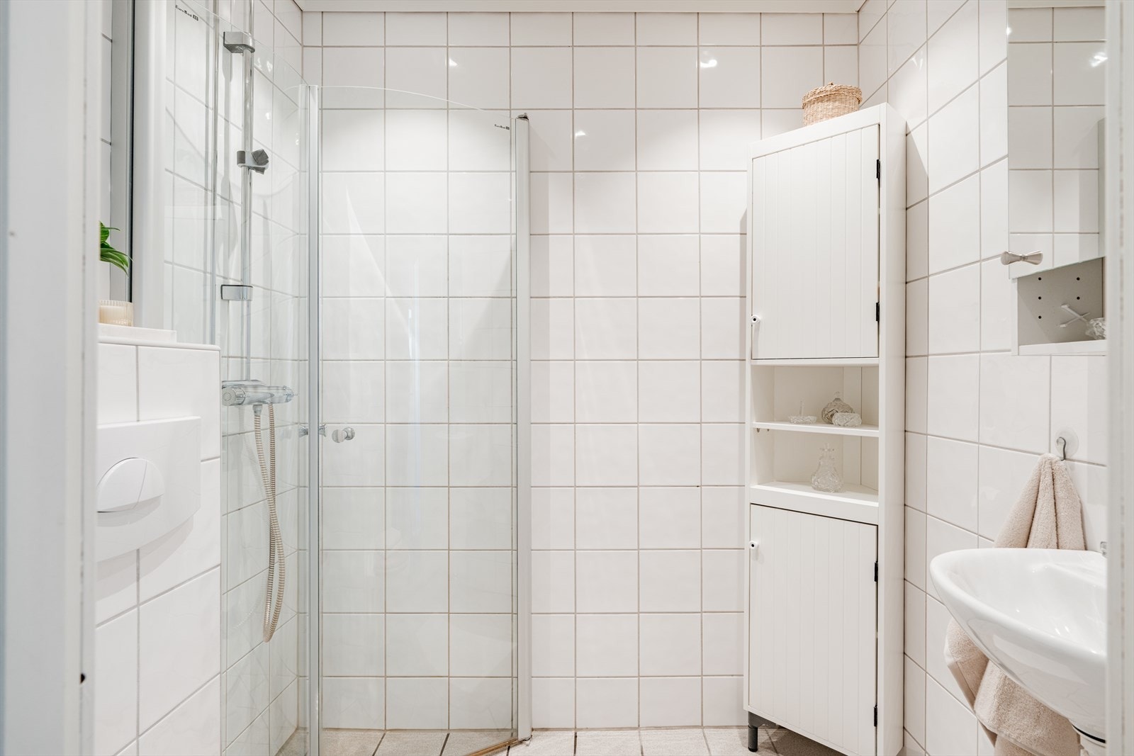 Pent og tidløst flislagt baderom med gulvvarme og downlights i himling. Galleribilde
