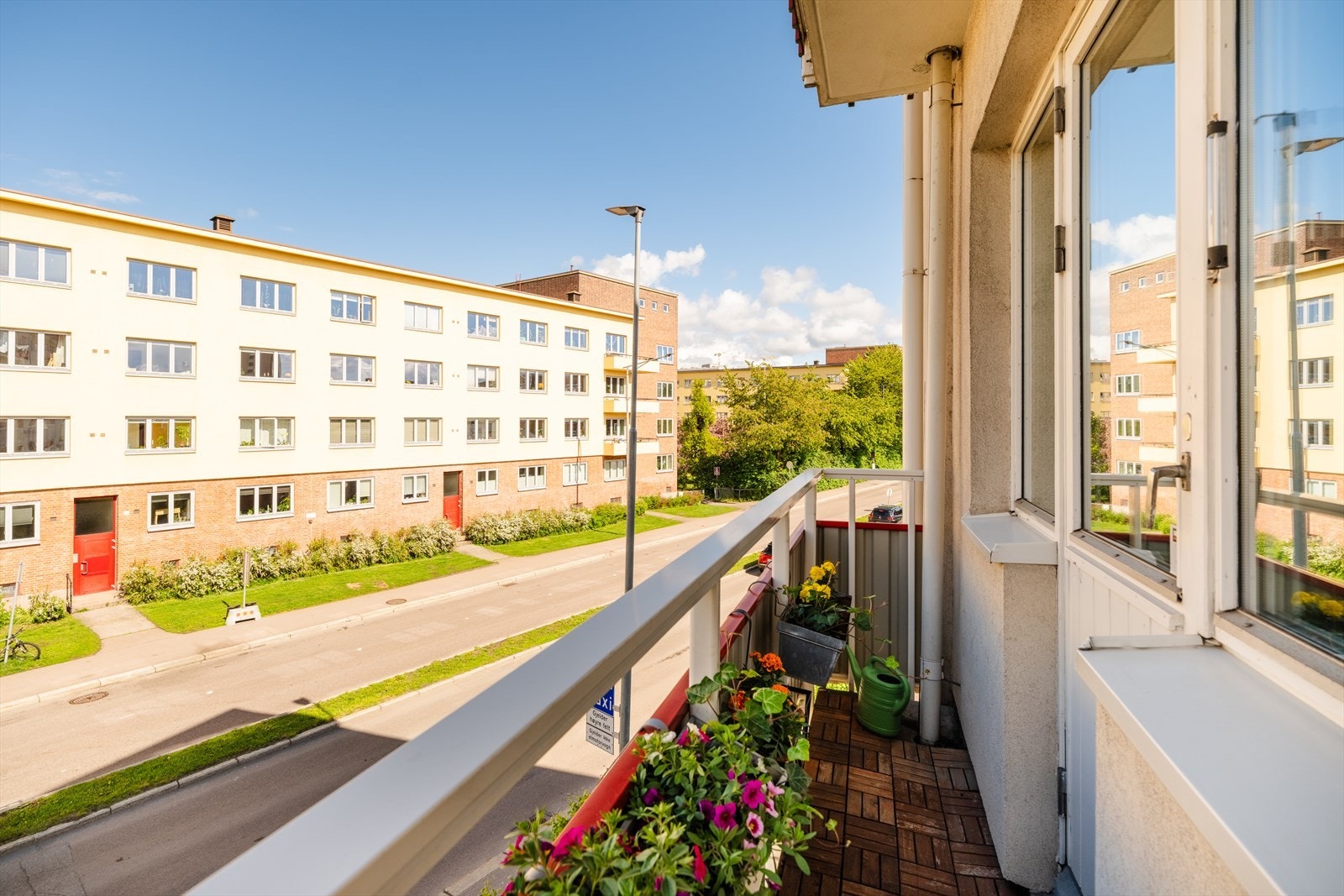 Det er plass til blomster og et lite bord med tilhørende stol. Galleribilde