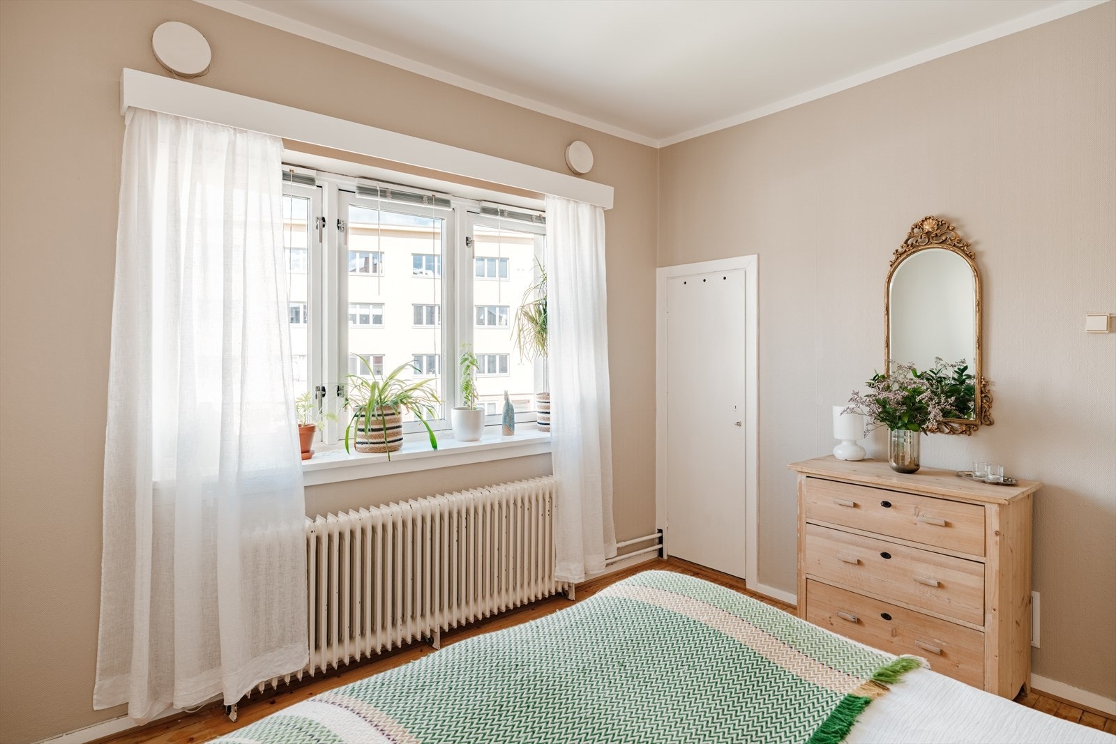 De store vindusflatene slipper inn mye naturlig lys. Galleribilde