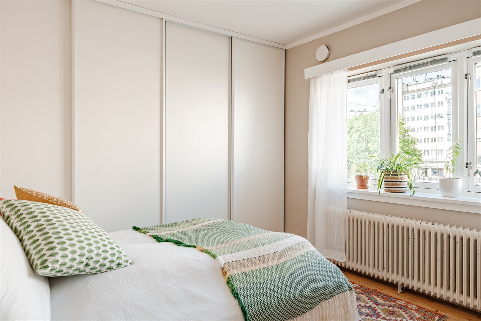 Her er det god plass til dobbeltseng, nattbord og skyvedørsgarderobe. Galleribilde