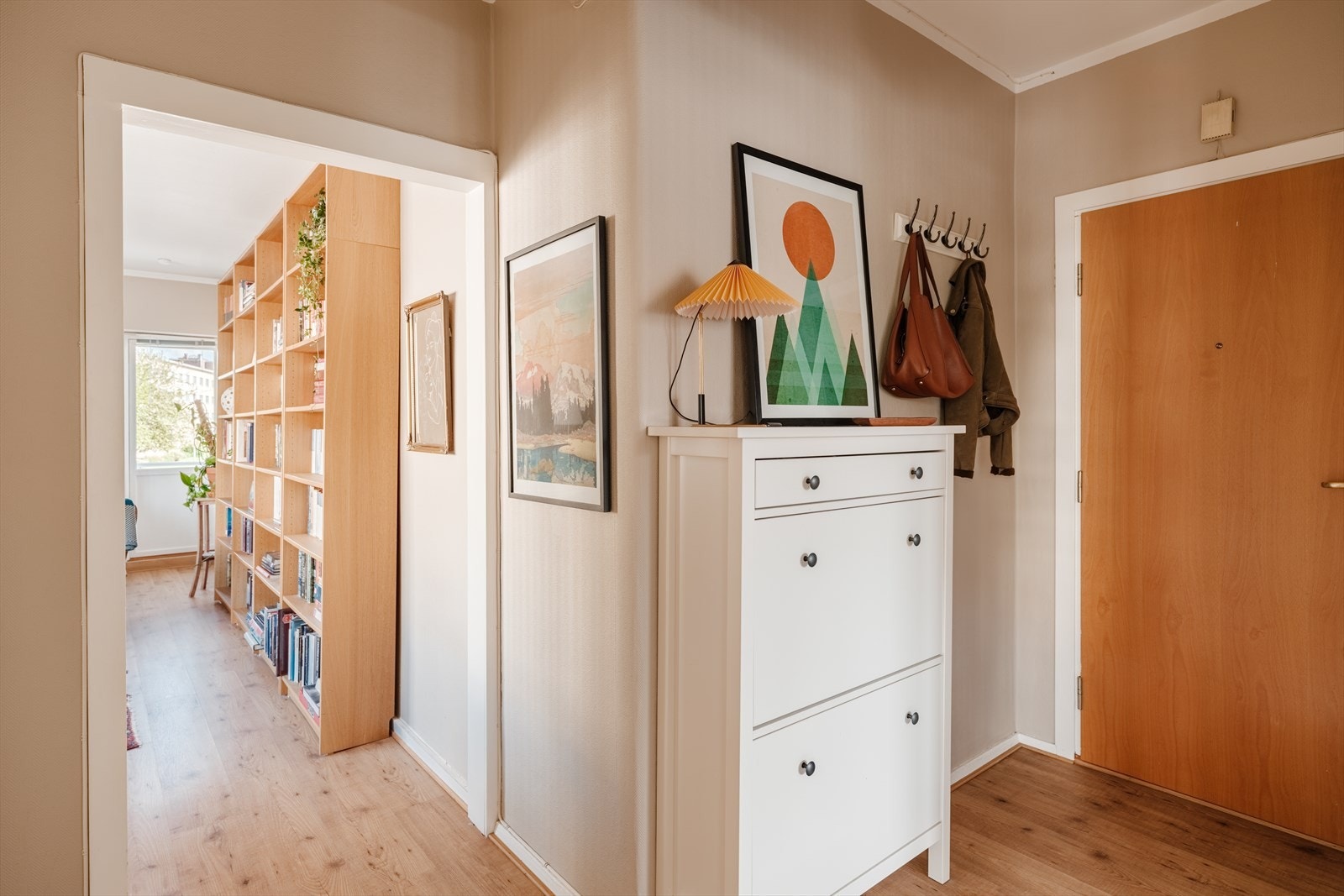 Innbydende entré med mulighet for flere oppbevaringsløsninger. Galleribilde