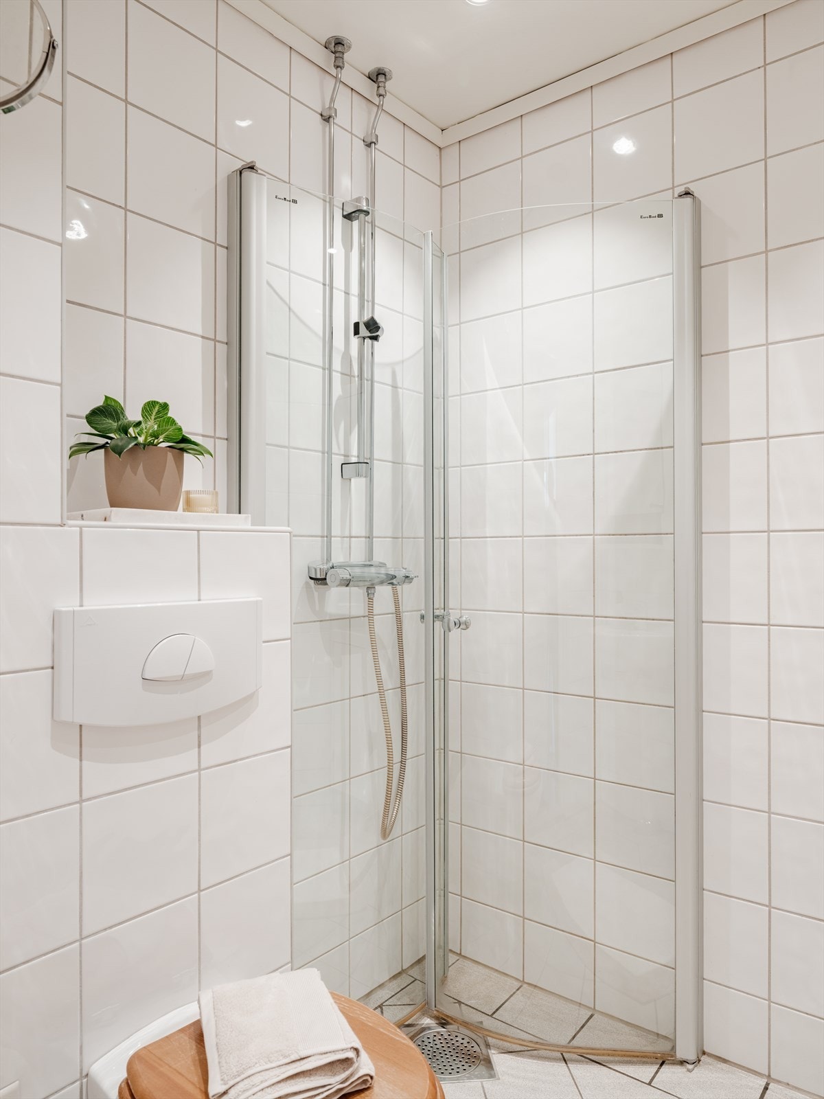 Badet består av veggmontert WC, dusjplass med inn-utadslående dusjvegger og servant med ettgreps blandebatteri. Galleribilde