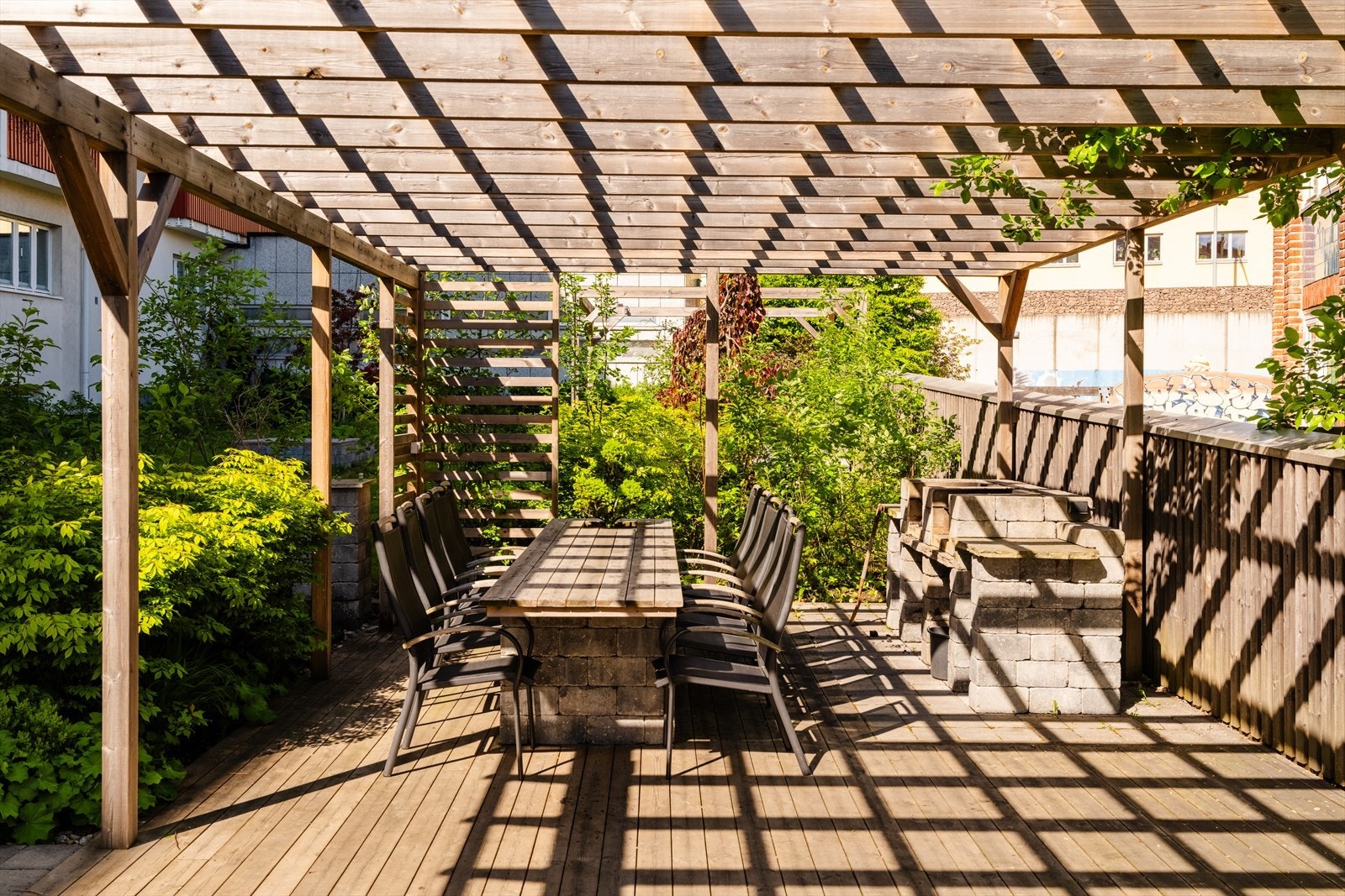 Fellesområdet er utstyrt med pergola med sittegrupper og grill. Galleribilde