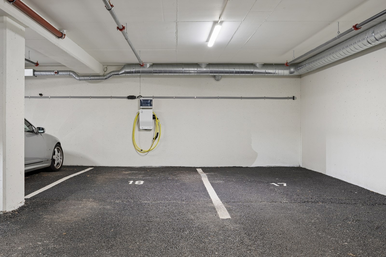 Mulighet for leie av parkeringsplass i lukket anlegg via Ineo. Nåværende eier har forhåndsbetalt ca. 5 år gjenstående leie, som kan overtas etter avtale. Elbillader. Galleribilde