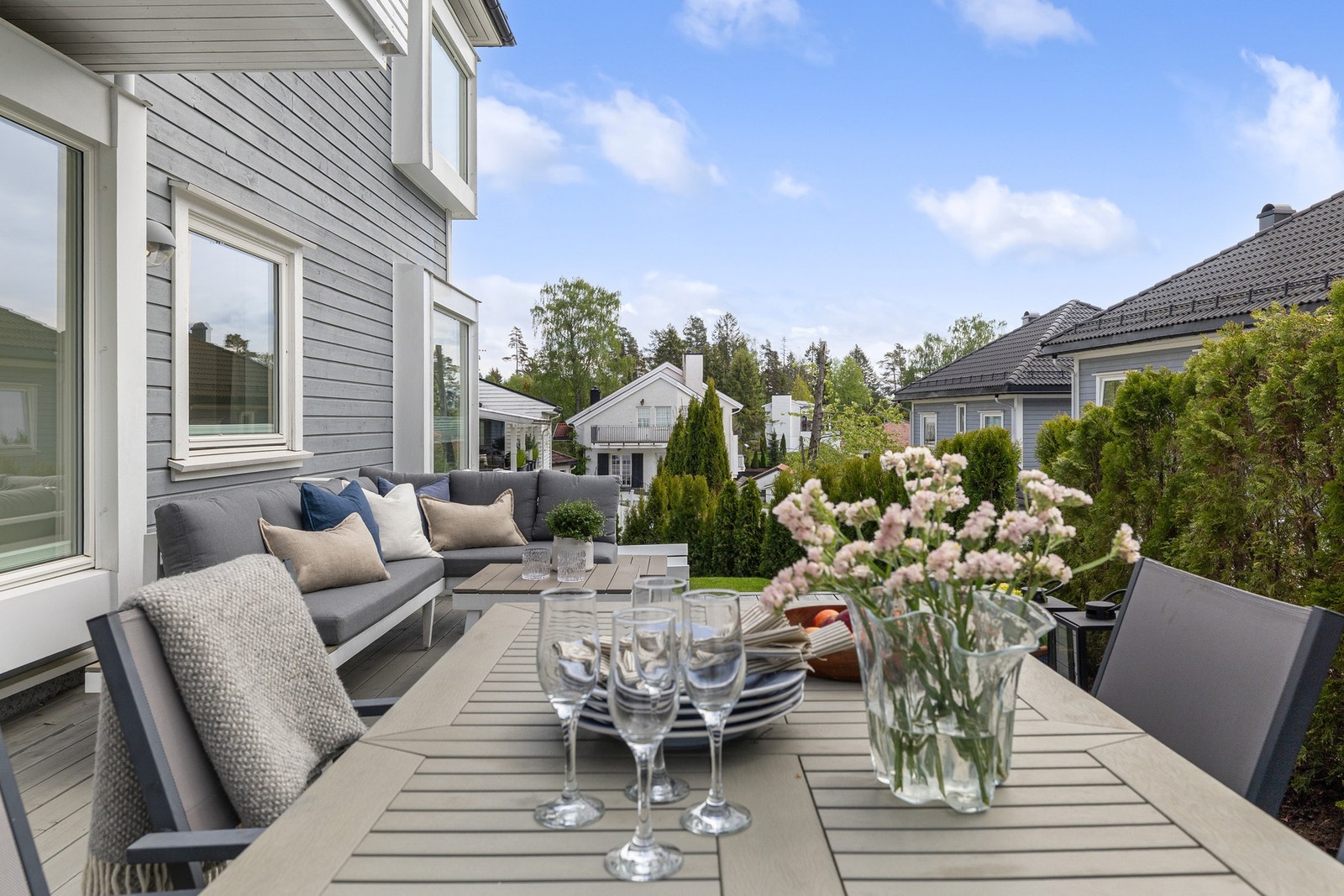Stor og deilig terrasseplatting ( ca 30 kvm ), hvor varme sommerdager kan nytes Galleribilde