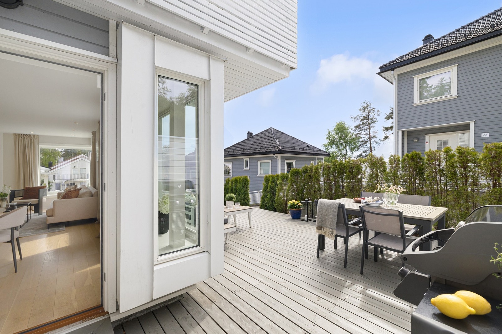 Fra stuen er det direkte utgang til stor terrasse platting og hyggelig hage Galleribilde