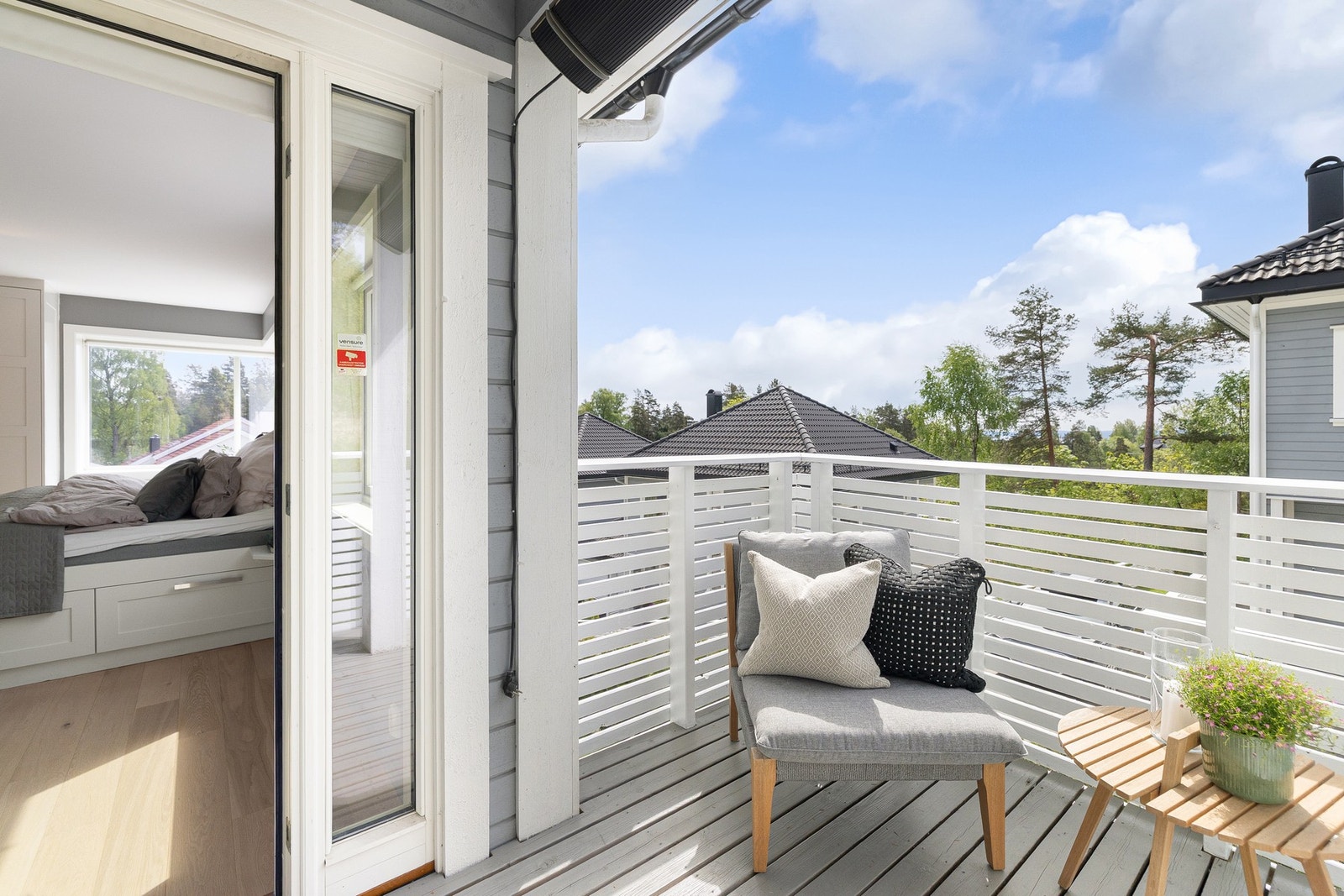 Solrik og hyggelig balkong med utgang fra hovedsoverom Galleribilde