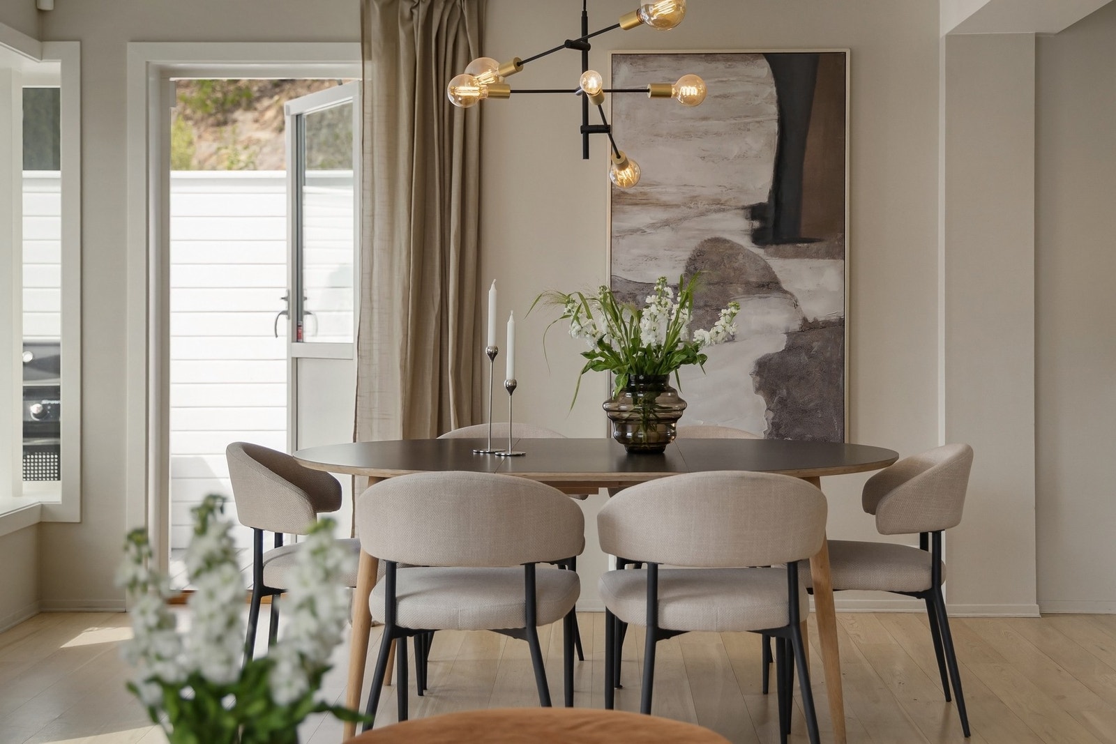 God plass til romslig spisebord i stuen Galleribilde