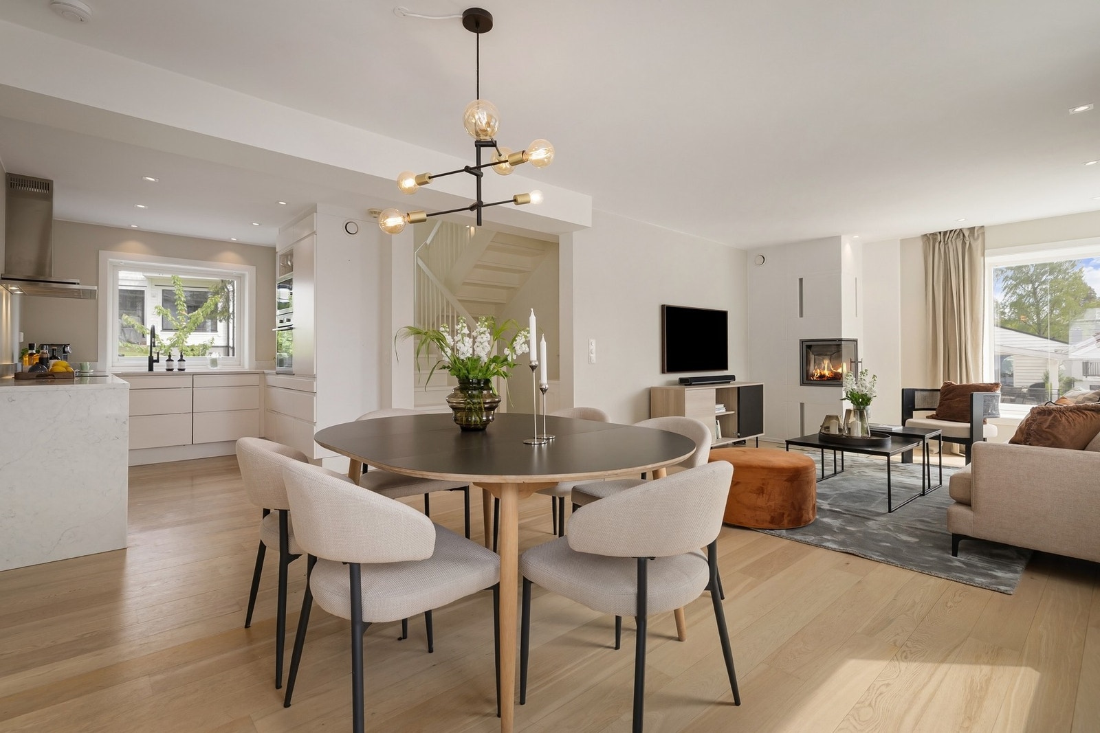 Boligen ble oppført i 2012 og fremstår med gjennomgående god standard, moderne materialvalg og plassbygde innredninger. Galleribilde