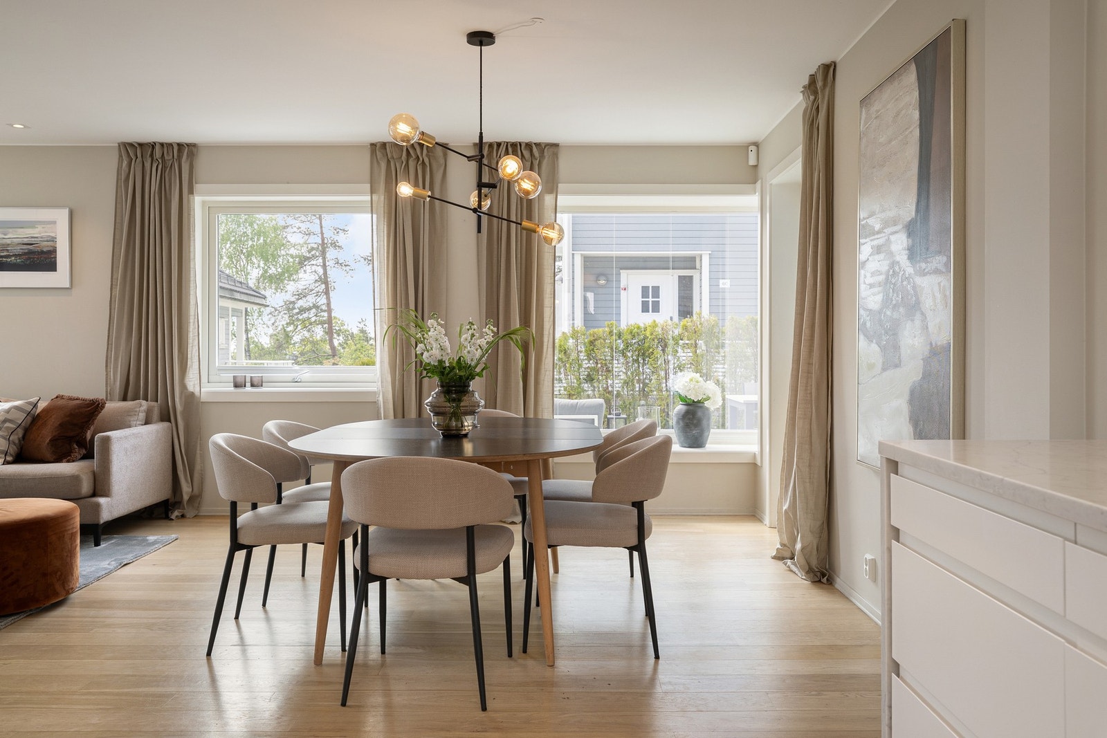 Kjøkken ligger i åpen løsning mot stue med peis Galleribilde