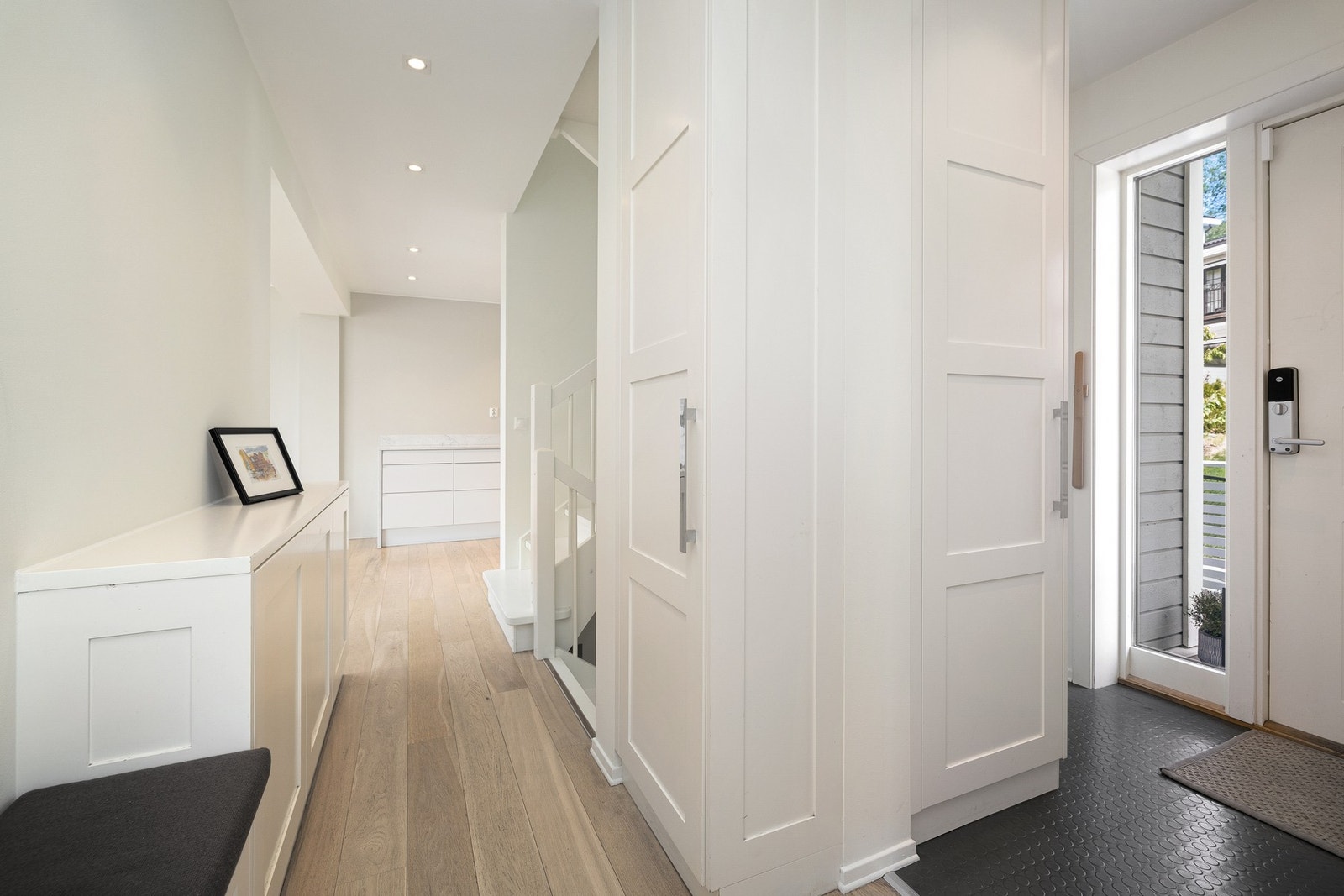 Romslig entré/gang med plassbygd garderobe løsning og gjestetoalett Galleribilde