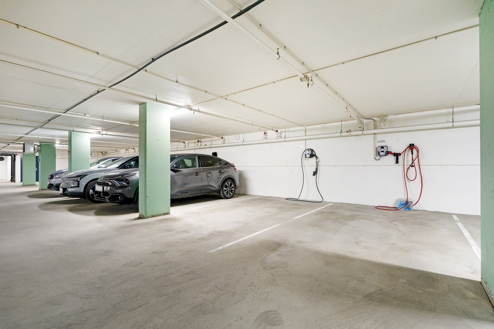 Leiligheten har to parkerinsplasser i kjeller. Denne plassen har elbillader. Galleribilde