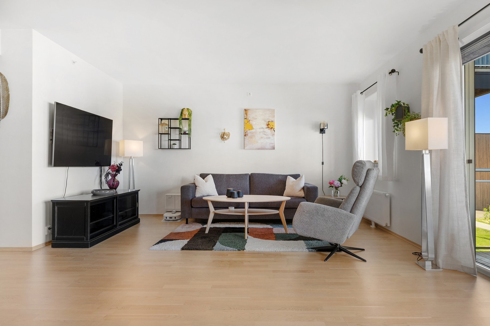 Det er lave felleskostnader som bl.a inkl. parkering, kabel-tv og internett. Galleribilde