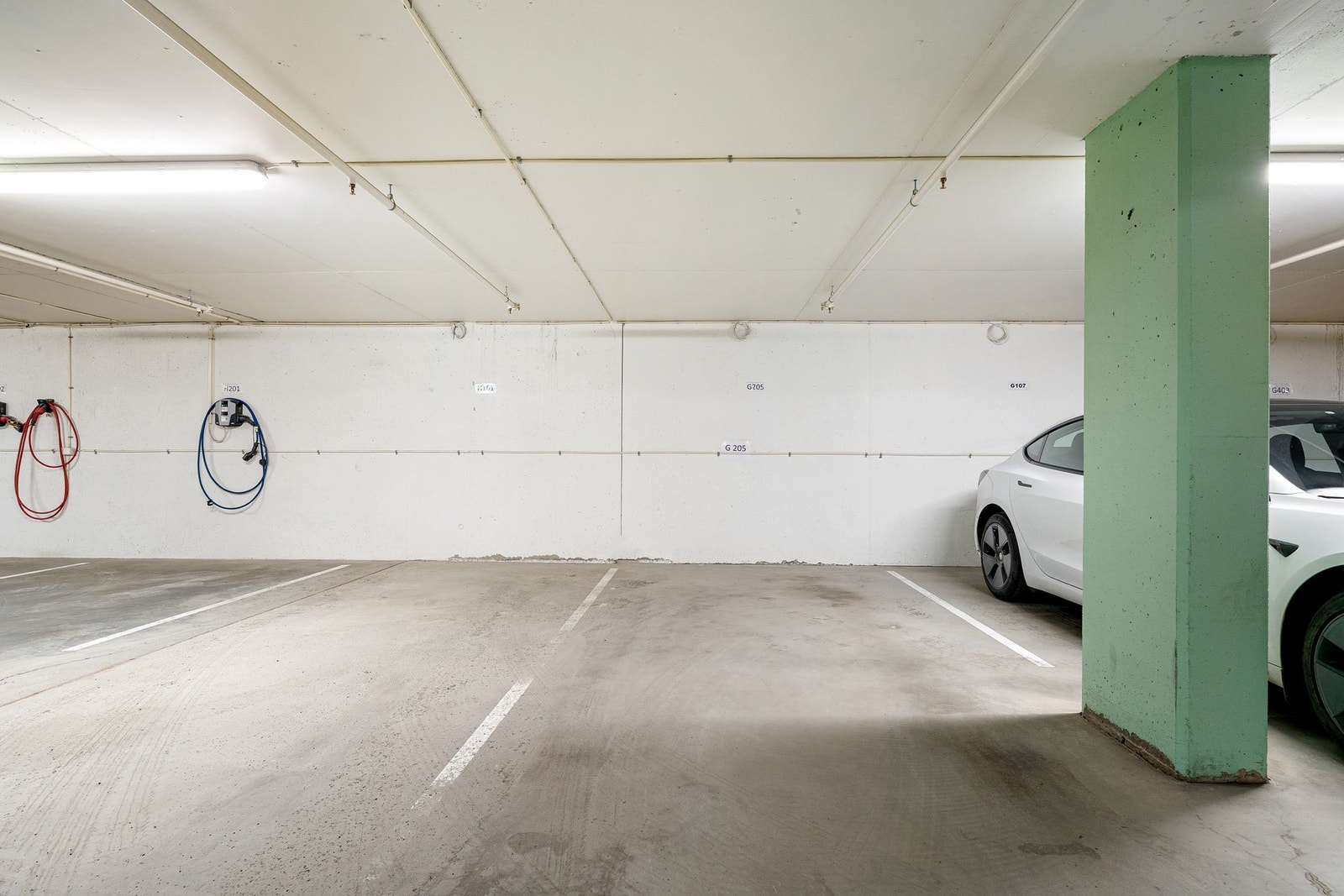 Parkeringsplass nummer to. Galleribilde