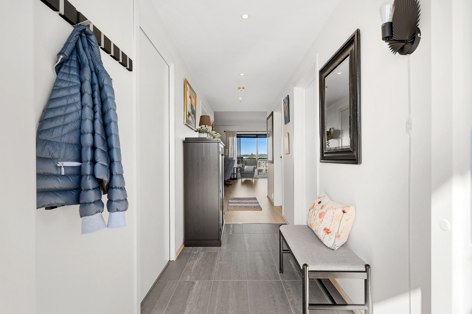 Innbydende entre med god plass til garderobeskap. Galleribilde