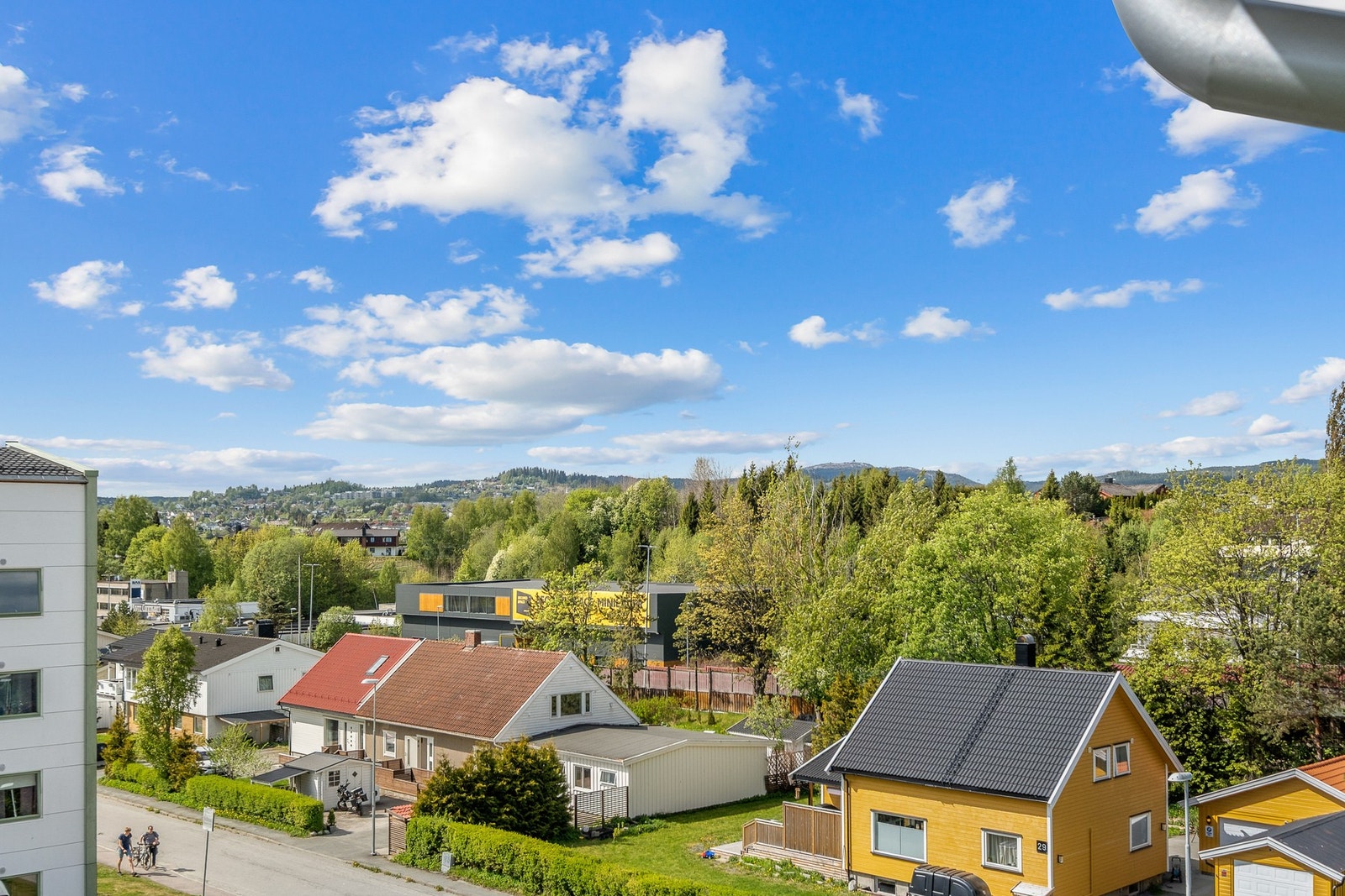 Felleskostnadene inkluderer bl.a kabel-TV, internett og kommunale avgifter, avdrag og renter, vaktmestertjenester med brøyting, strøing, gressklipping m.m Galleribilde