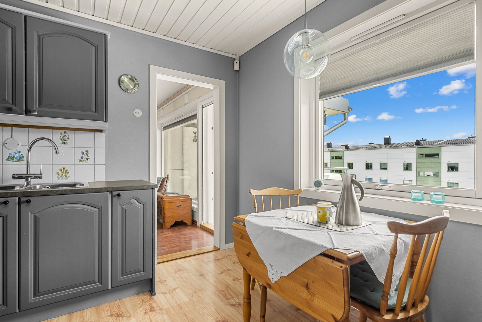 Pent og romslig kjøkken med med plass til et lite spisebord hvor man kan nyte frokosten med utsikt over nærområdet rundt. Galleribilde