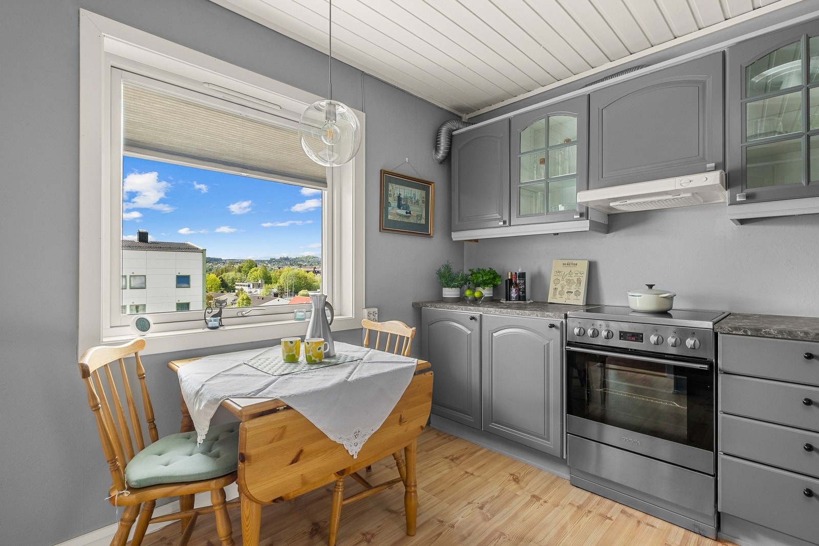 Vinduet ved spiseplassen gjør den til en ekstra hyggelig plass å nyte både frokost og middag. Galleribilde