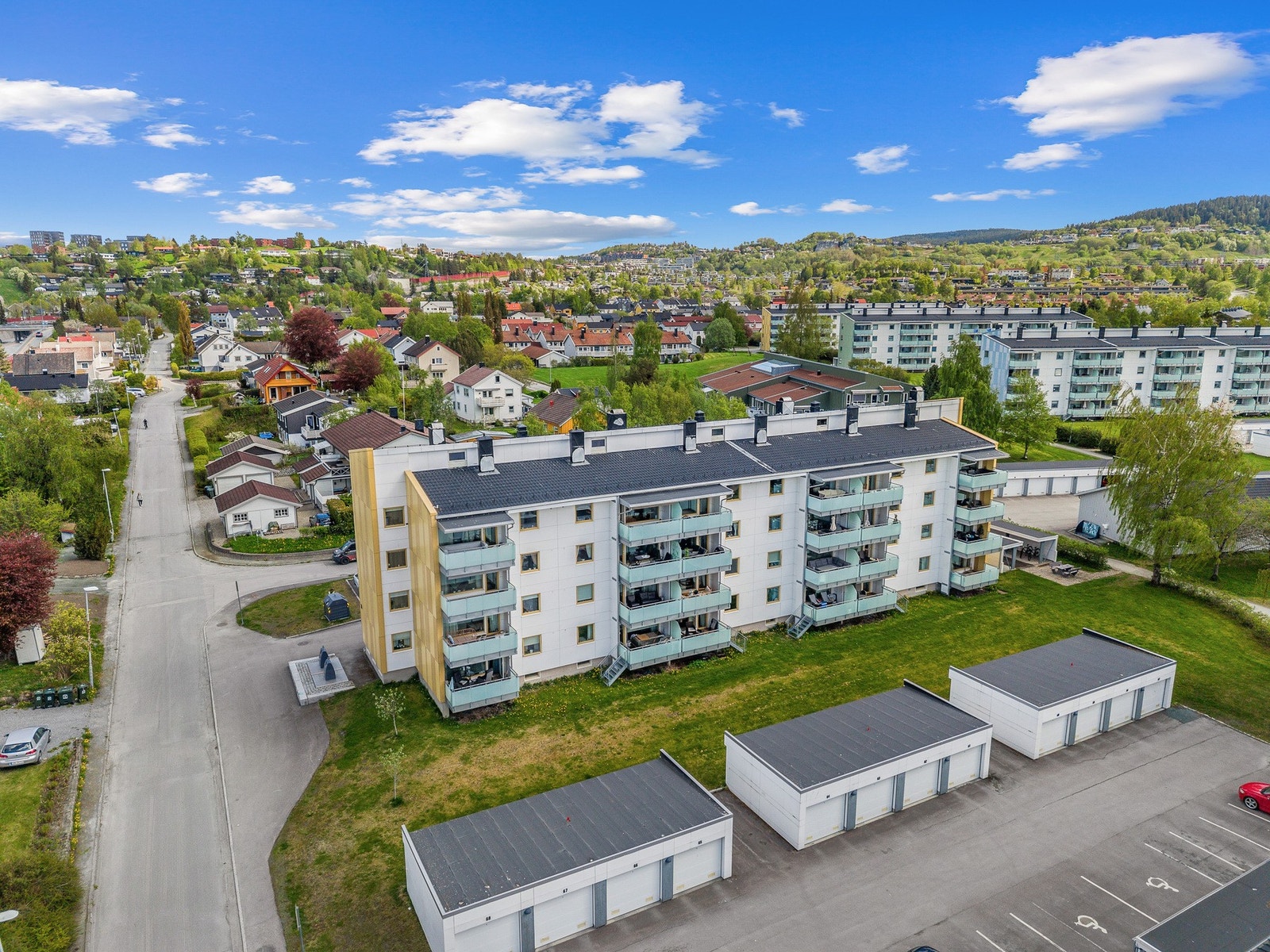 Borettslagets fellesområde. Her er det også mulighet for parkering. Det ble etablert ladepunkter for EL-biler i 2020 Galleribilde