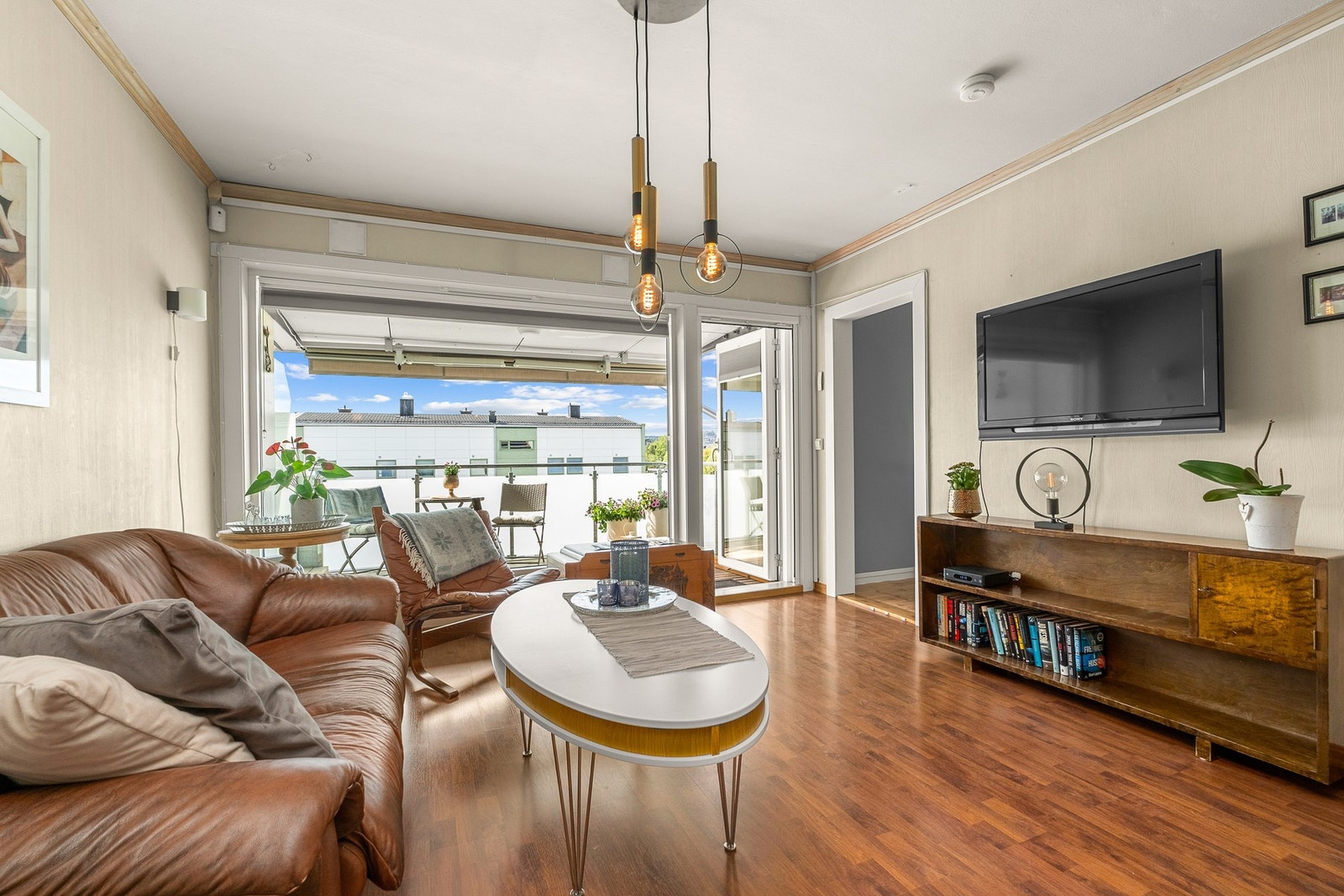 Leiligheten har en stor og lys stue på 23,5 kvm. som gjør den enkel å innrede. Det er montert innvendig solskjerming. Galleribilde