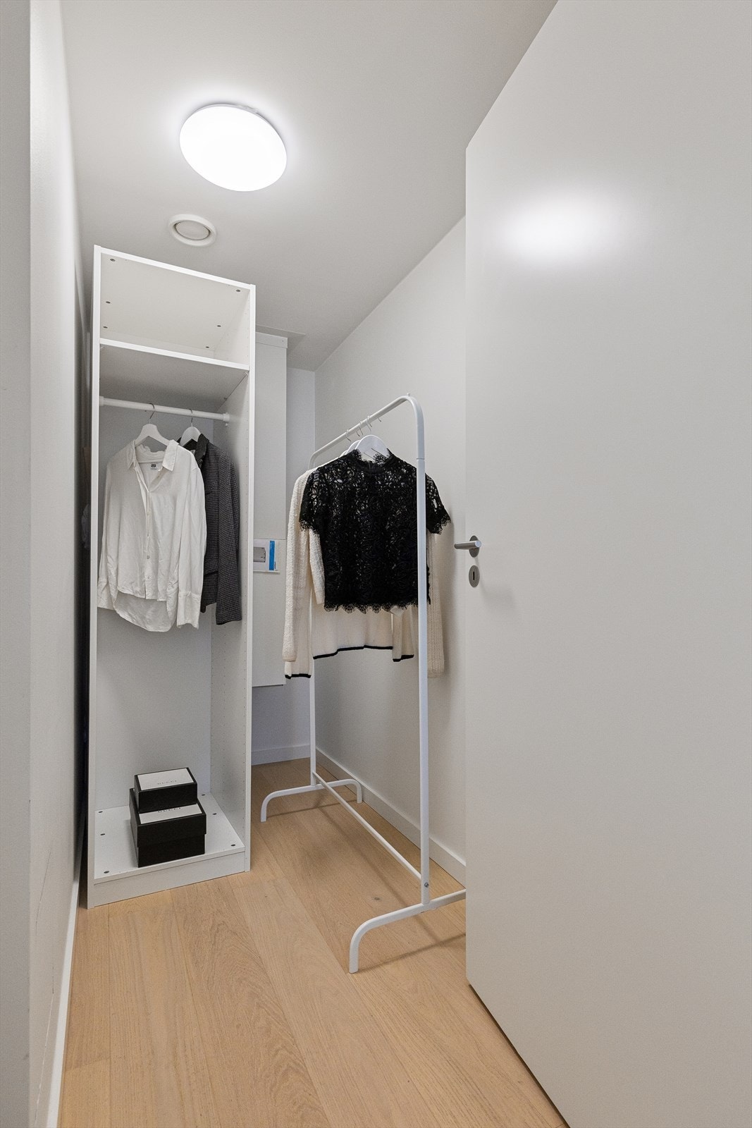 Praktisk innvendig bod for oppbevaring. Leiligheten disponerer i tillegg en bod i kjelleren. Galleribilde