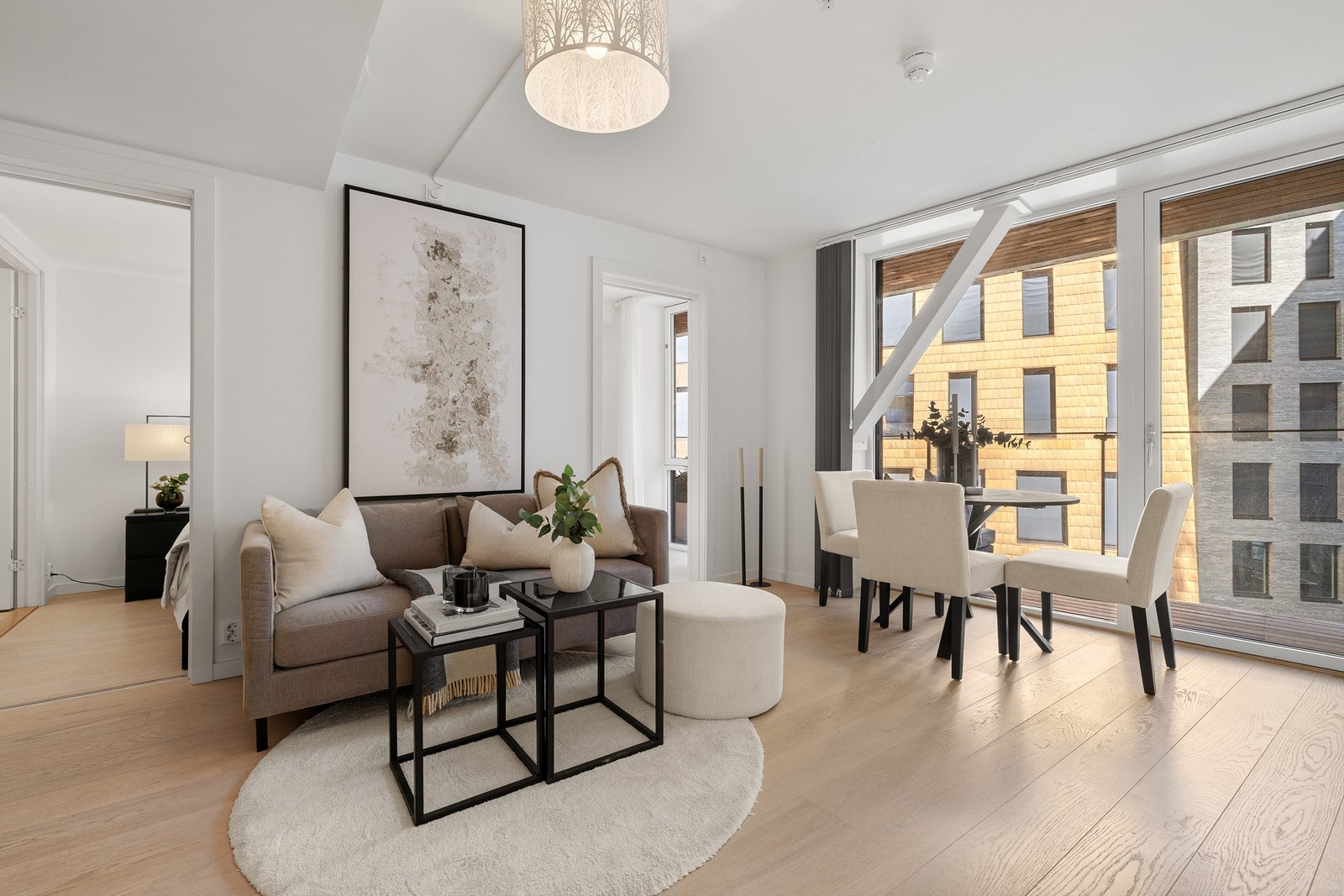 Store vindusflater med 3-lags isolerglass slipper inn rikelig med dagslys. Galleribilde