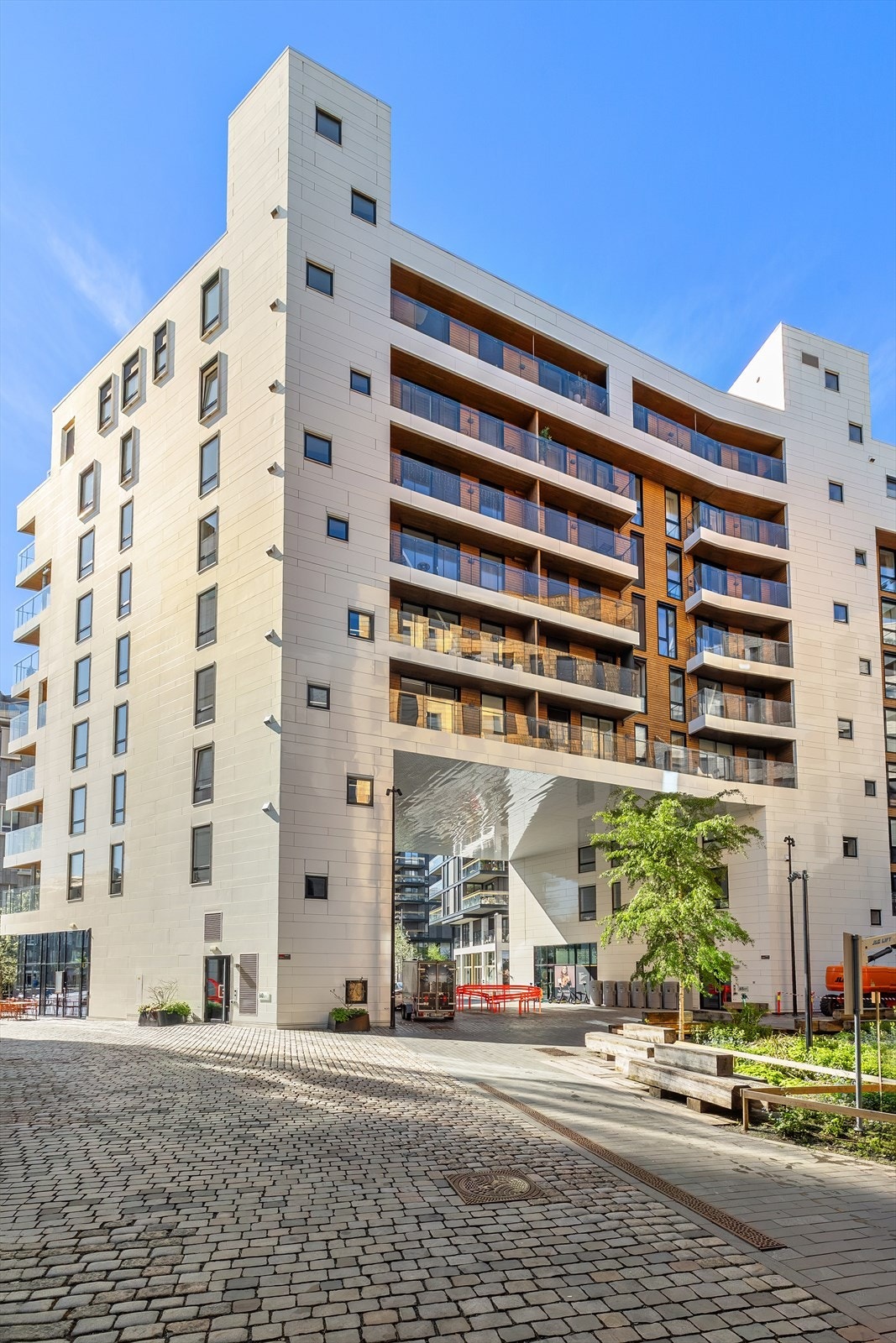 Bygget er fra 2019 og har heis. Beboerne har tilgang til en felles takterrasse med treningsmuligheter. Galleribilde