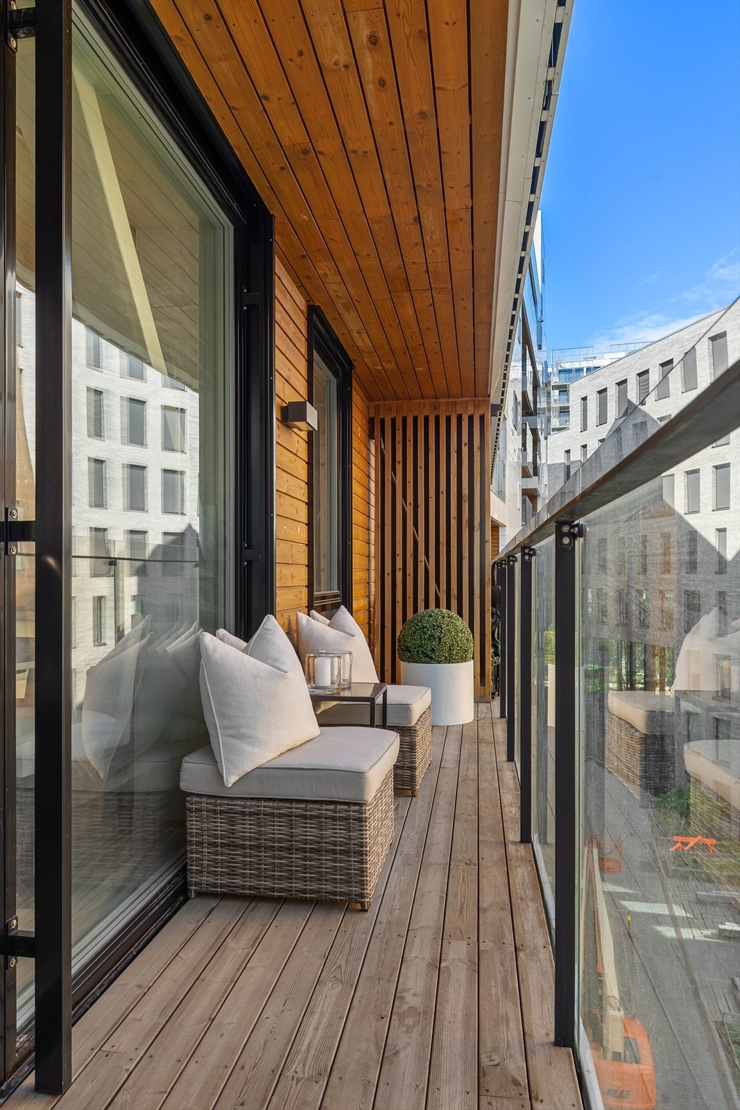 Balkongen er bygget i en solid stålkonstruksjon med tretremmer på gulvet og rekkverk i glass. Galleribilde