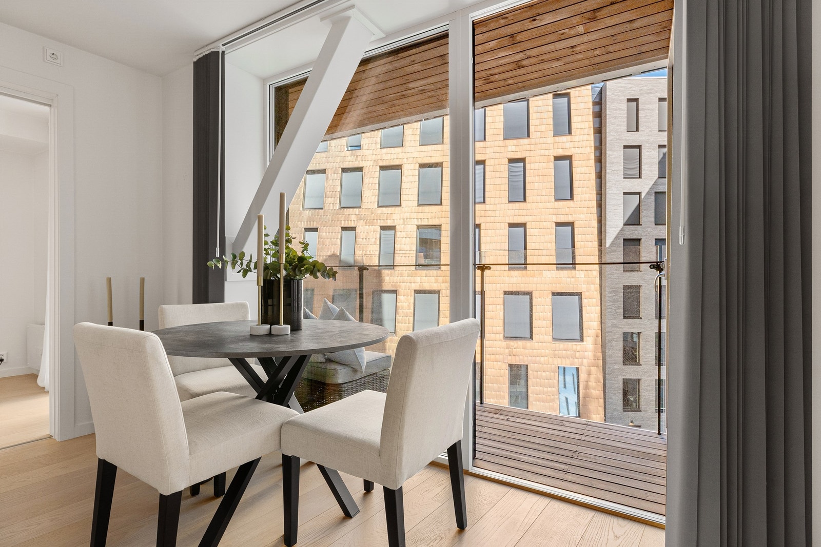 Den åpne løsningen gir god plass til en spiseplass i tilknytning til både kjøkken og balkong. Galleribilde
