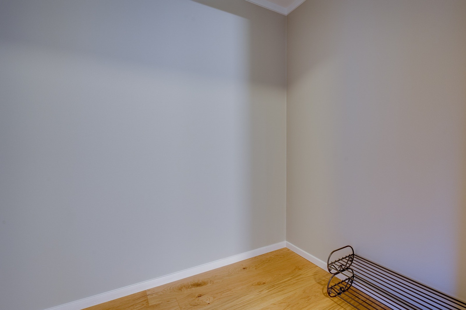 Garderoberom ved entré. Bildet viser en annen leilighet med lik romløsning og størrelse, men i oppusset stand. Bildet er kun ment som illustrasjon og avviker fra leiligheten som selges. Galleribilde
