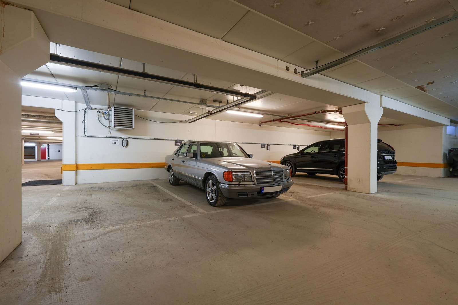 Leiligheten disponerer en fast garasjeplass i felles garasjeanlegg merket 103. Det er montert elbillader fra Aneo Mobility, hvor det er mulighet å tegne ladeabonnement med dem. Se www.aneo.com for nærmere informasjon. Galleribilde