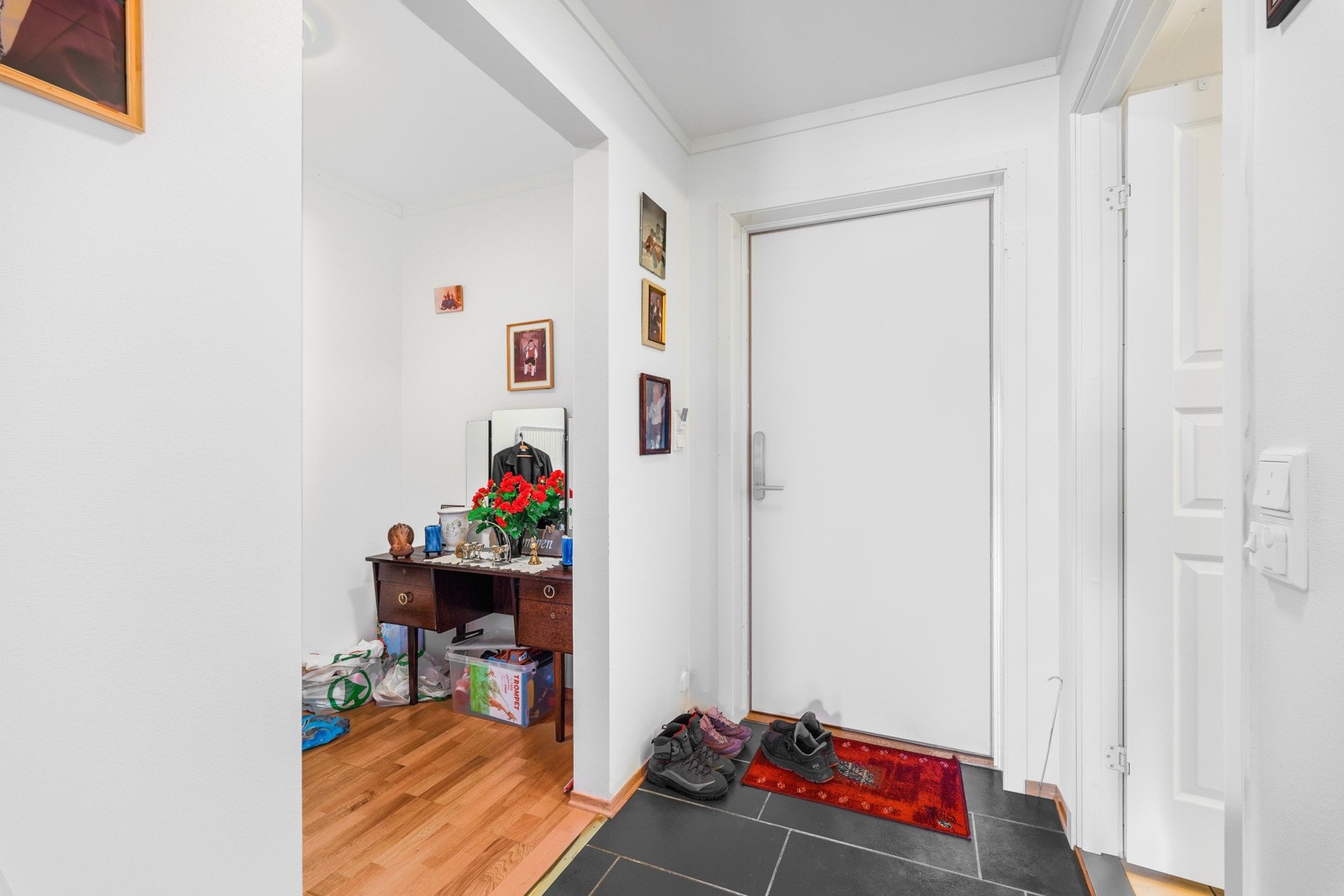 Bildet viser entréen med deler av garderoberom til den aktuelle leiligheten som selges. Galleribilde