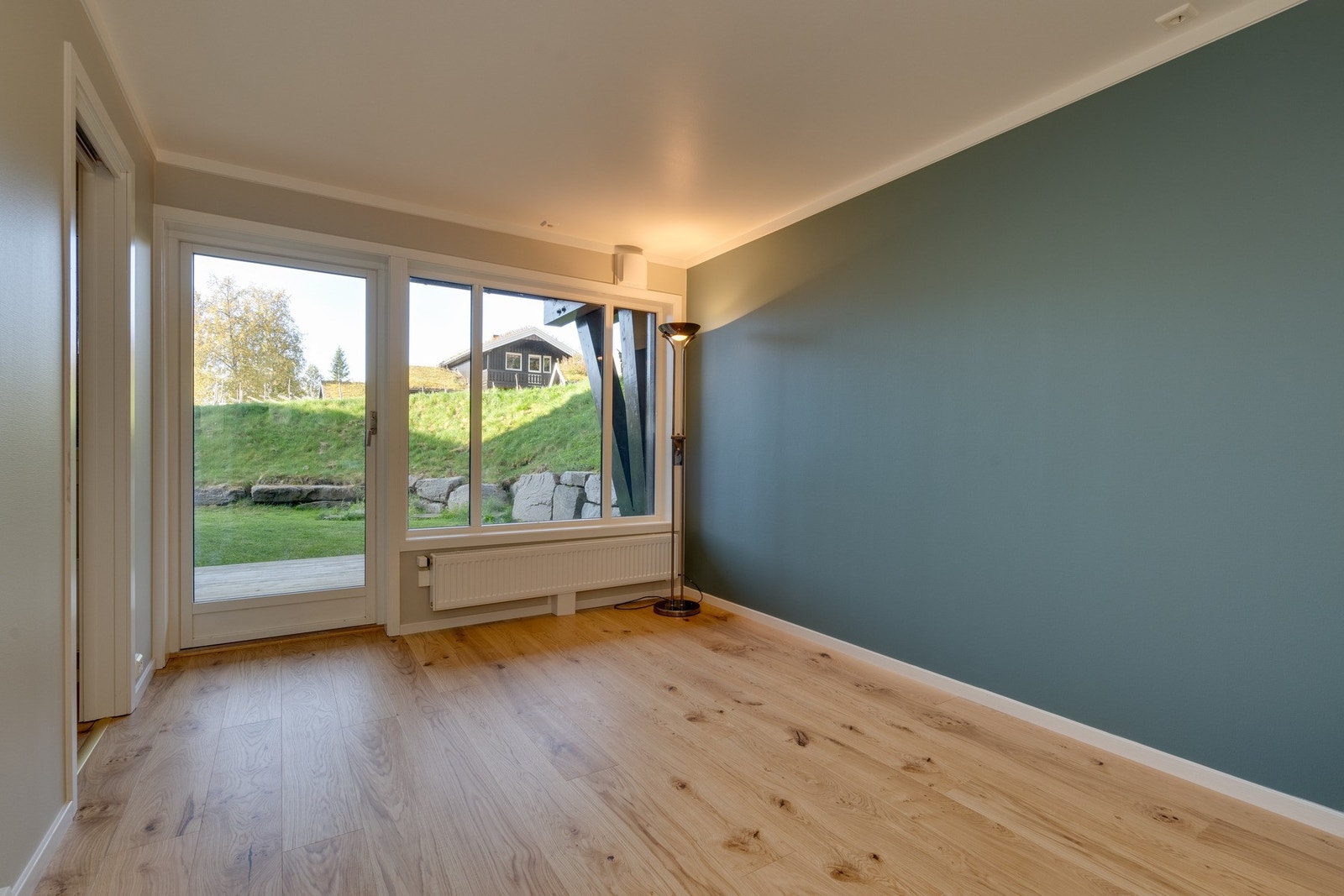 Bildet viser en annen leilighet med lik romløsning og størrelse, men i oppusset stand. Bildet er kun ment som illustrasjon og avviker fra leiligheten som selges. Galleribilde