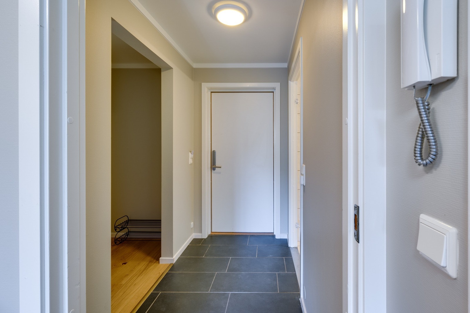 Bildet viser entréen i en annen leilighet med lik romløsning og størrelse, men i oppusset stand. Bildet er kun ment som illustrasjon og avviker fra leiligheten som selges. Galleribilde